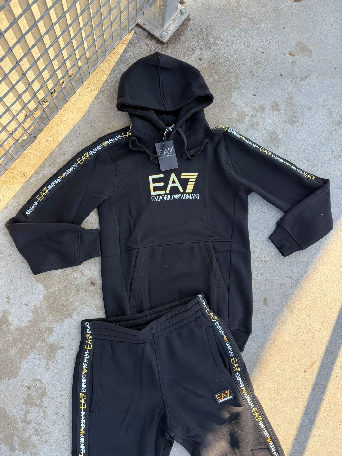 Chandal armani negro logo blanco y dorado