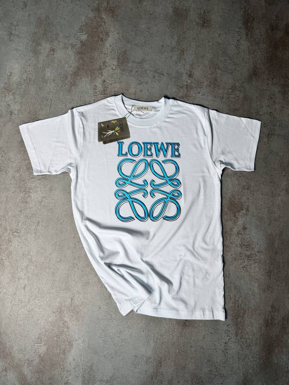 Camiseta Loewe blanca logo azul claro contorno negro