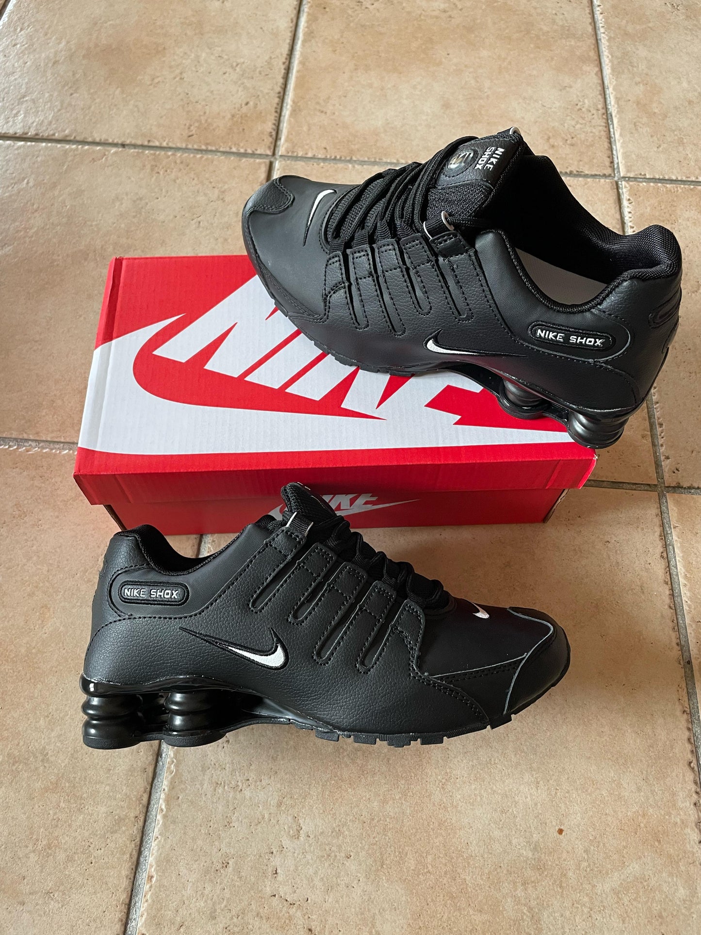 Shox R4 negras logo blanco