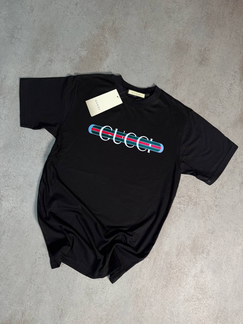 Camiseta Gucci negro logo blanco detalles verdes y rojos