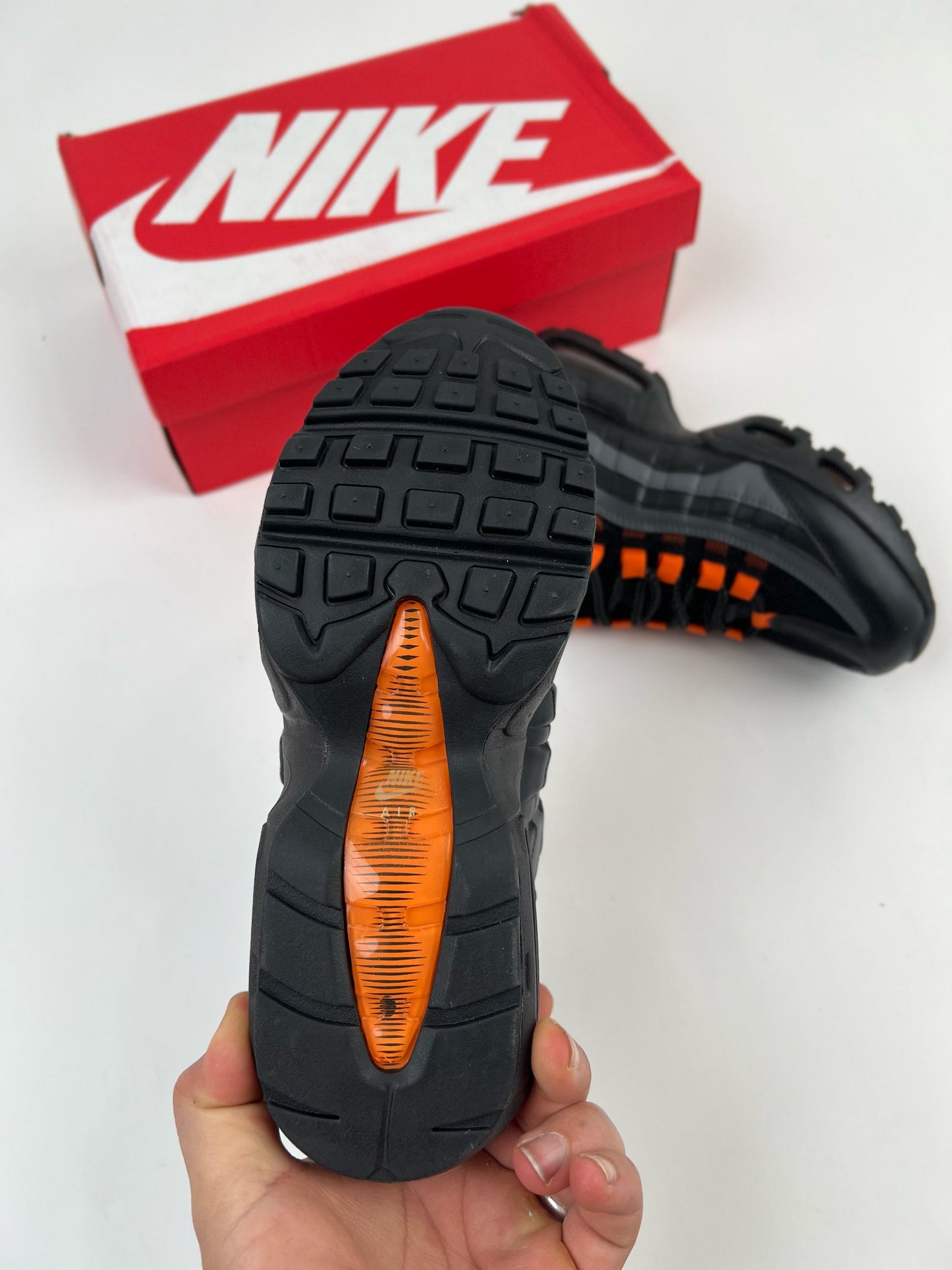 Air max 95 gris logo naranja