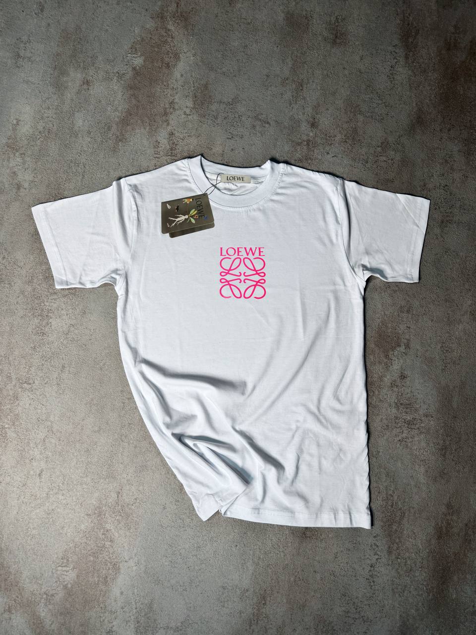 Camiseta Loewe blanco logo rosa en pecho