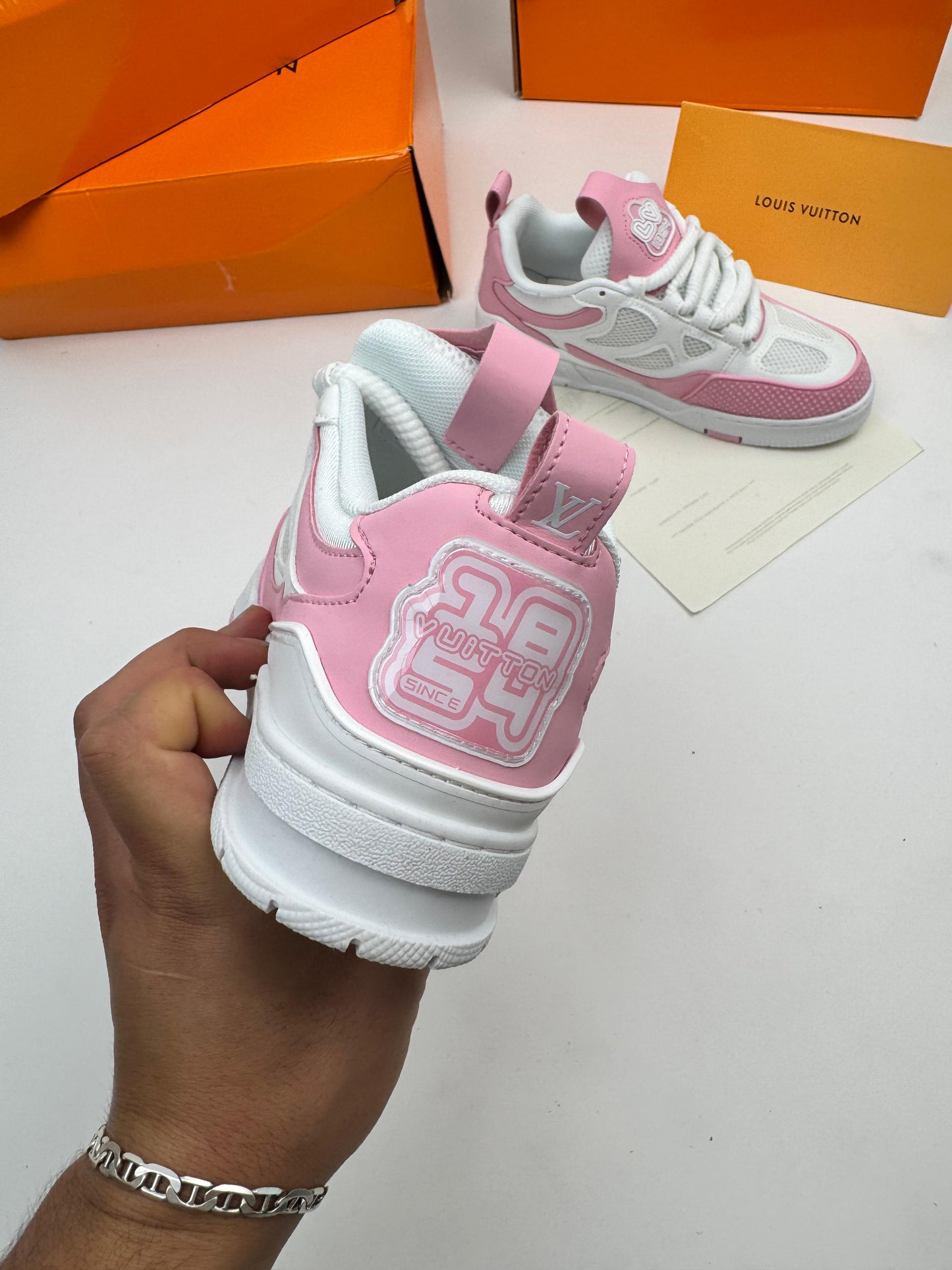 Louis vuitton SKATE 2025 blancas y rosas