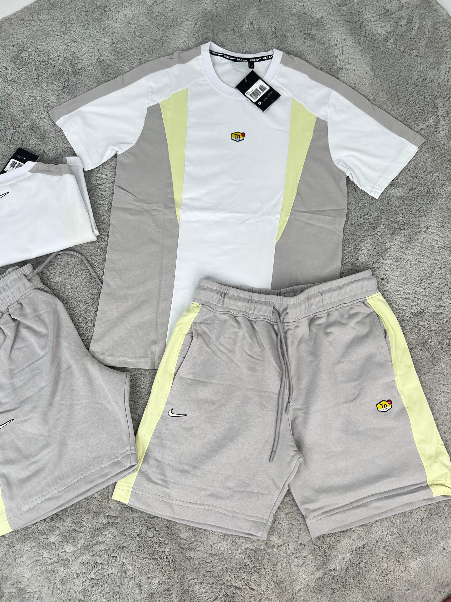Conjunto corto nike tn blanco y gris logo amarillo y negro