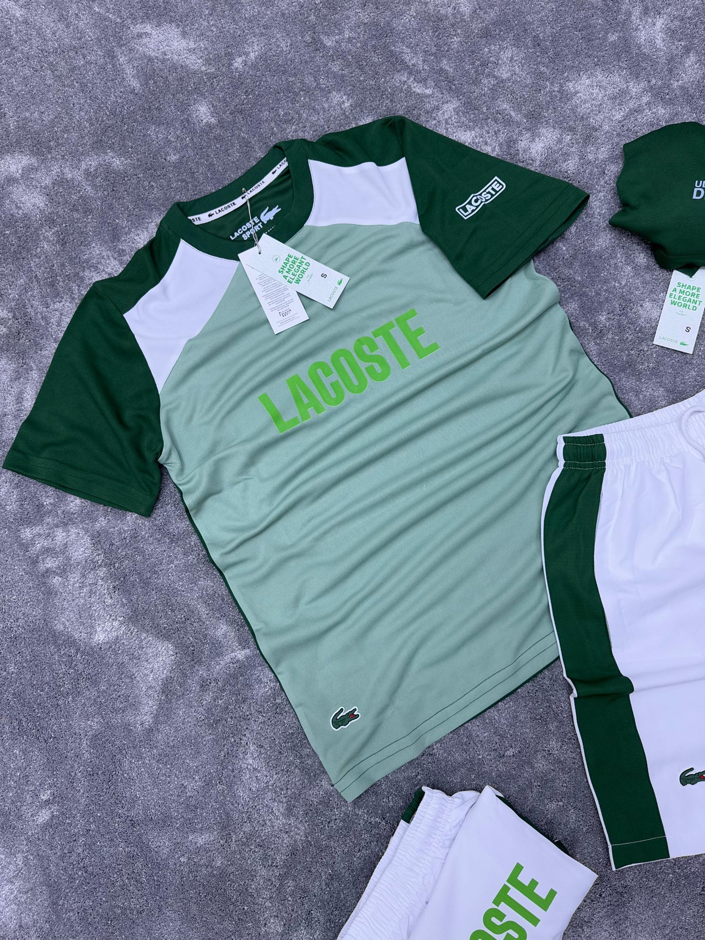 Conjunto corto lacoste verde logo verde detalles blancos