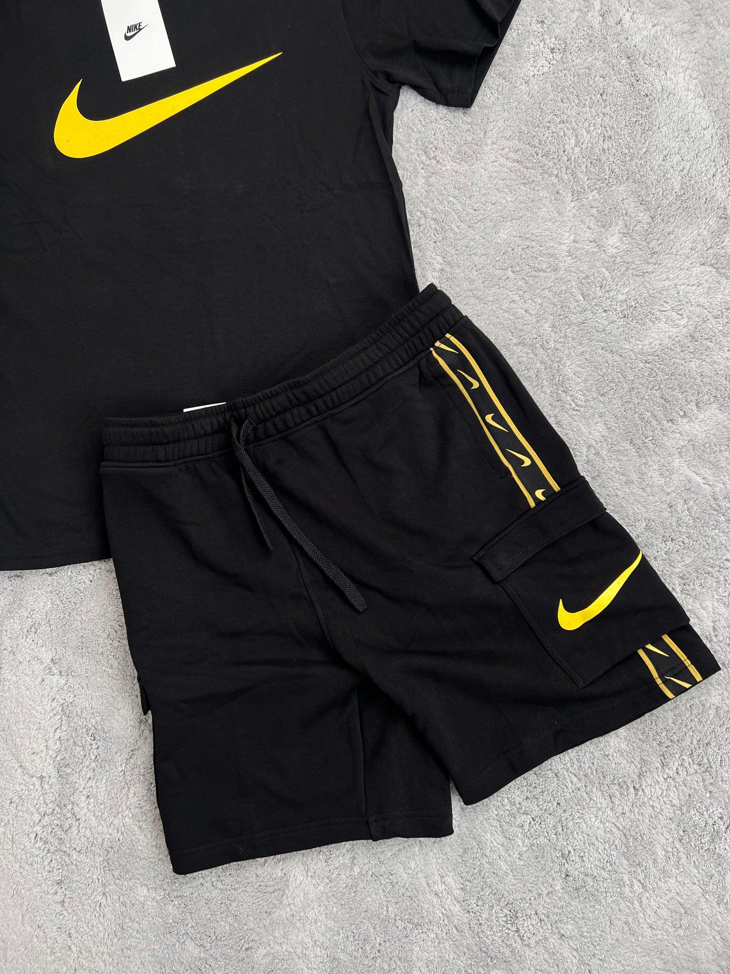 Conjunto corto negro nike logo amarillo