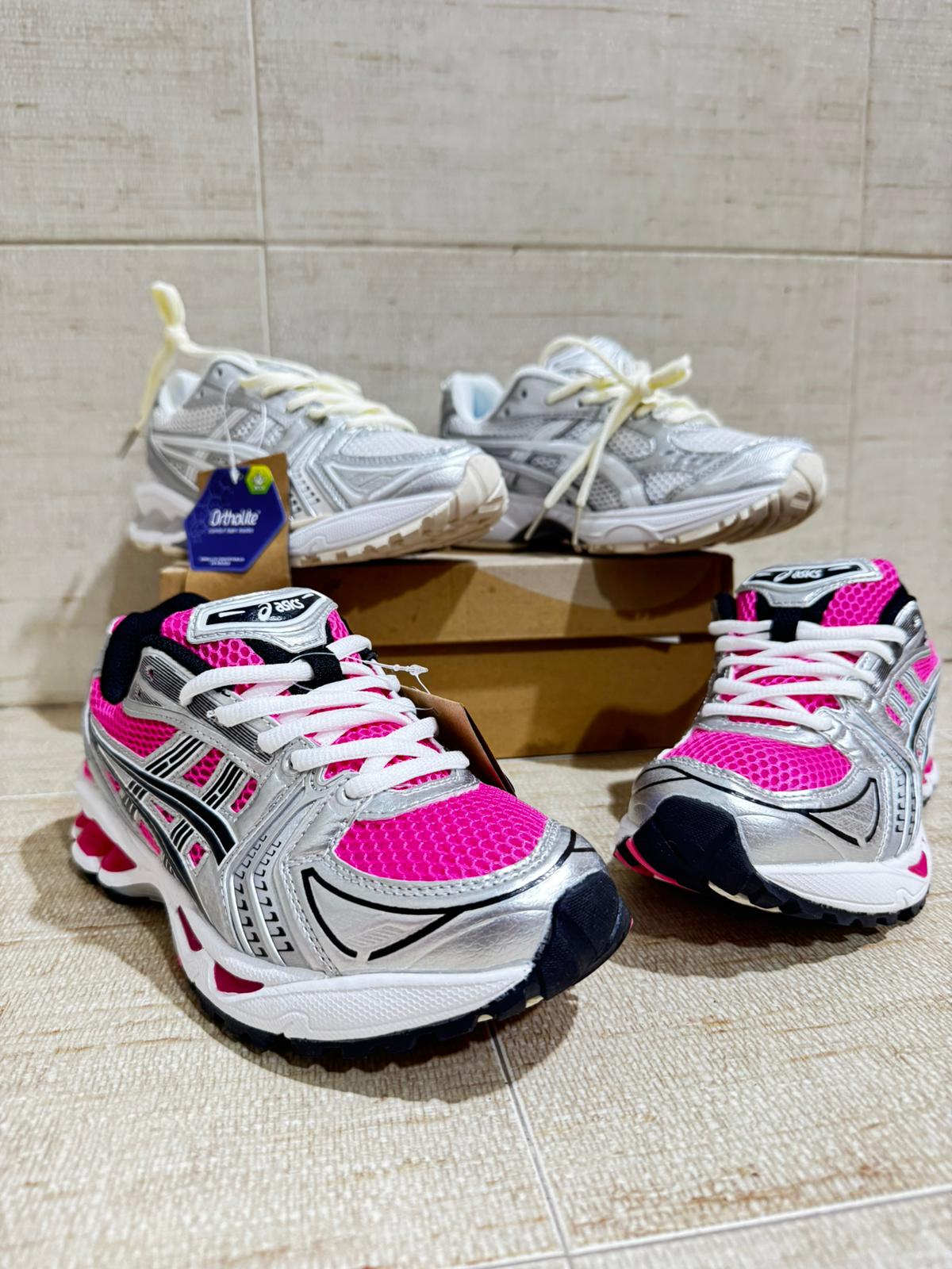 Asics rosas logo negro detalles plateados