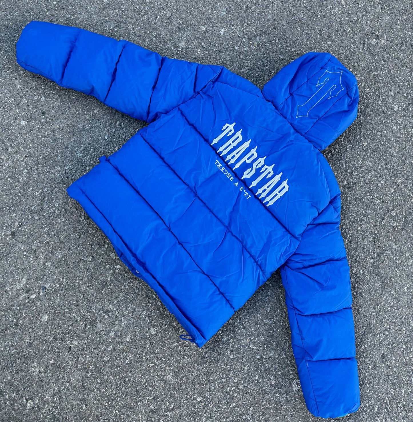 CHAQUETA TRAPSTAR AZUL LOGO BLANCO