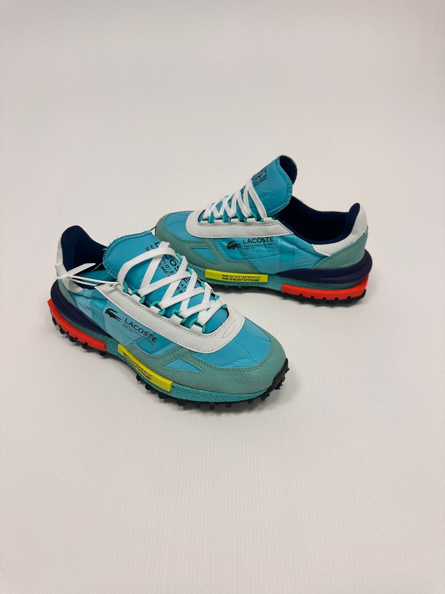 Zapatillas Lacoste azul detalles naranjas y amarillas