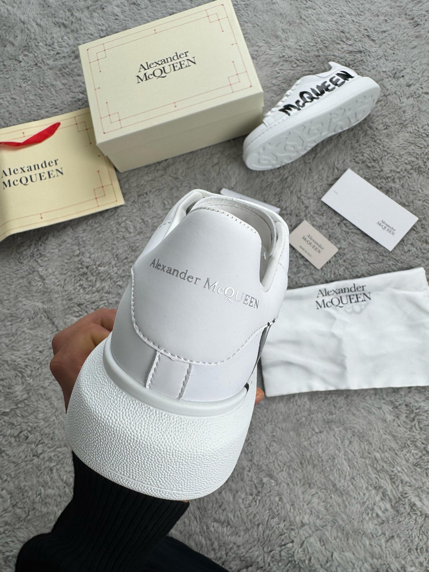 Alexander mcqueen blancas logo negro graffiti
