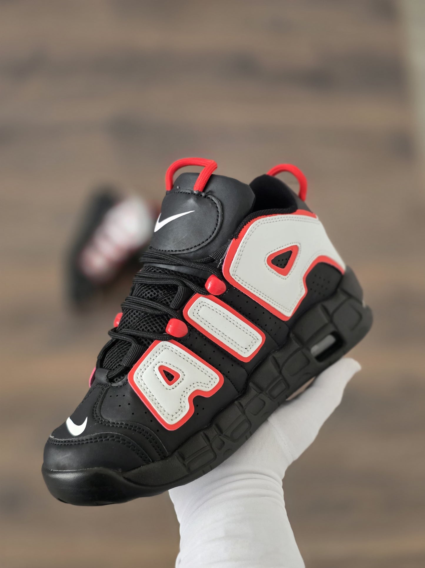 UPTEMPO NEGRA LOGO BLANCO BORDES ROJOS