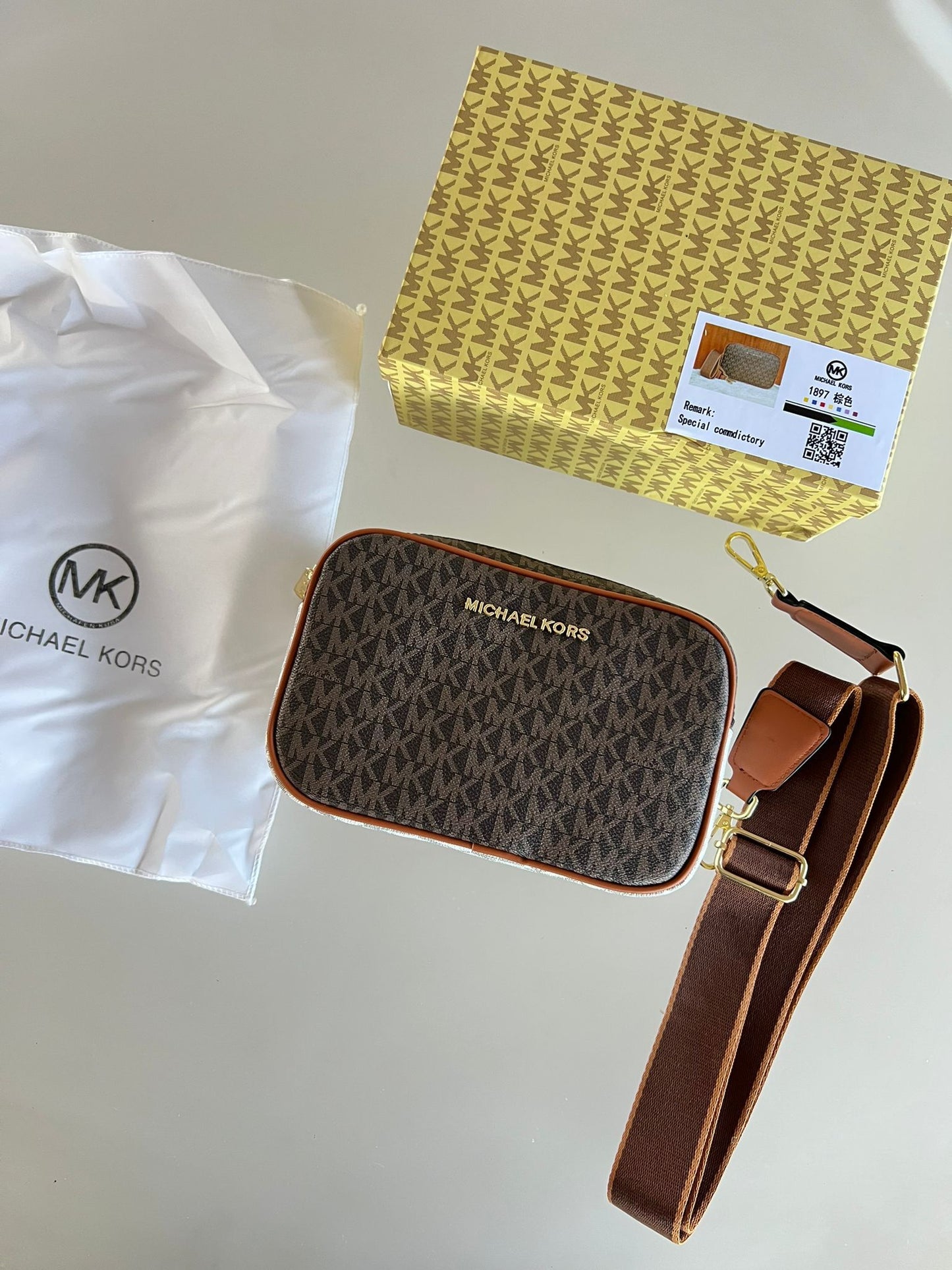 Bolso Michael Kors marron logo dorado