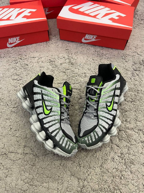 Shox grises logo verde contorno negro detalles negros