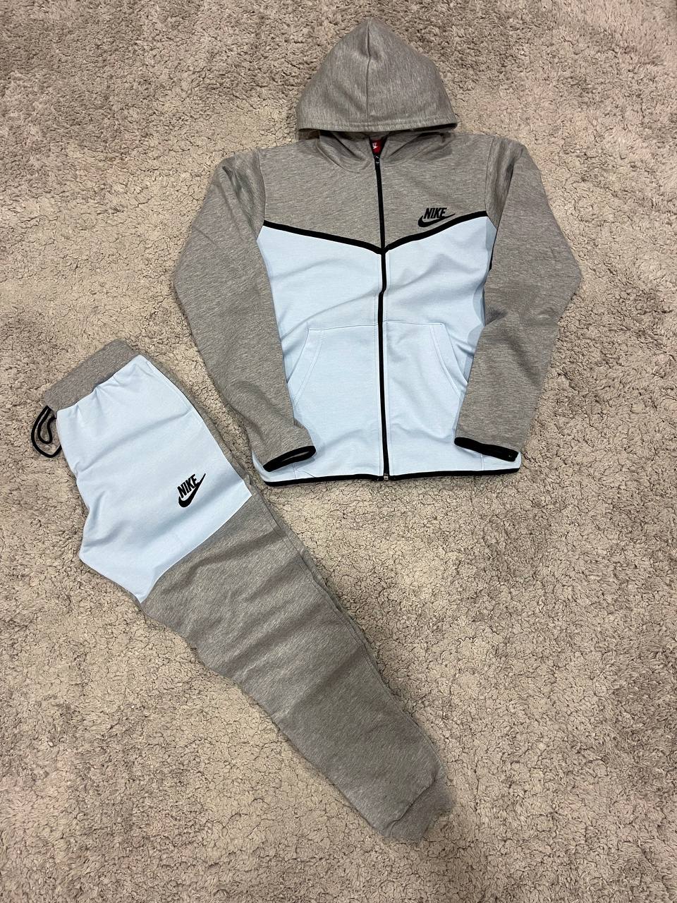 Nike Tech gris y azul claro logo negro lineas negras