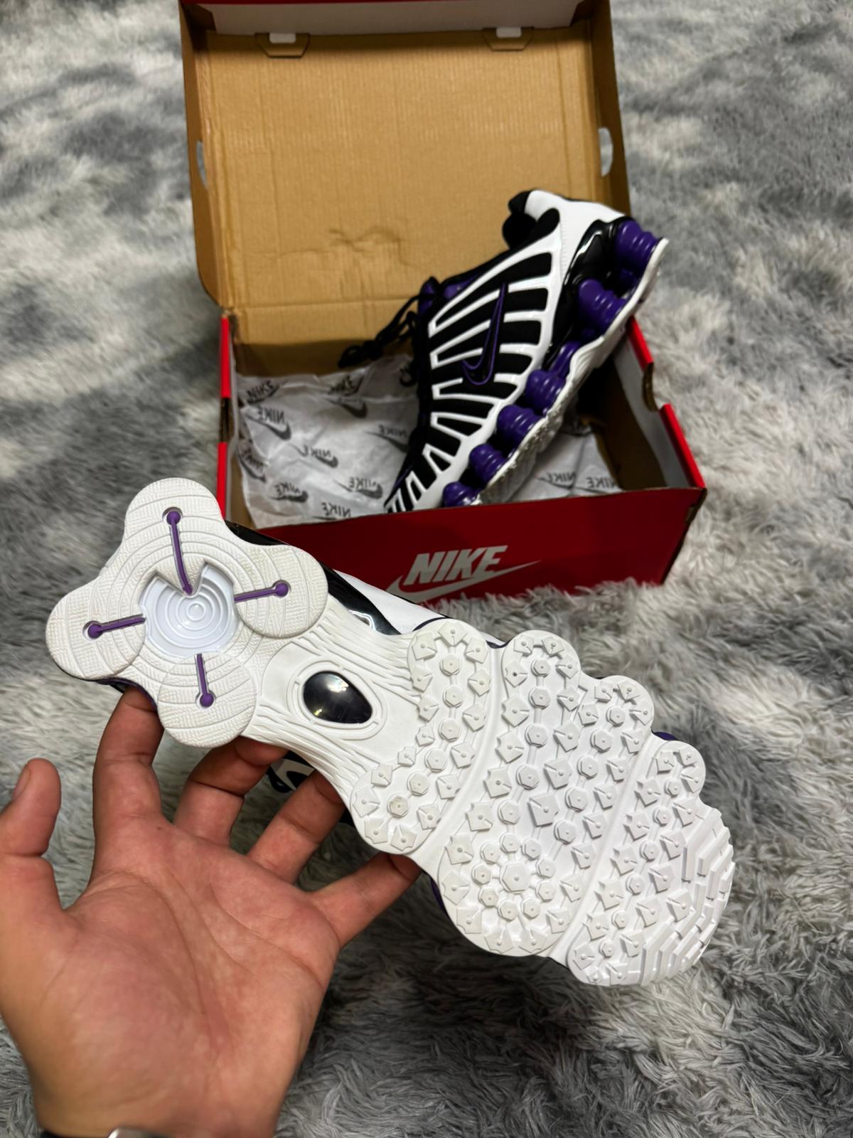 Shox negras y blancas logo negro contorno morado