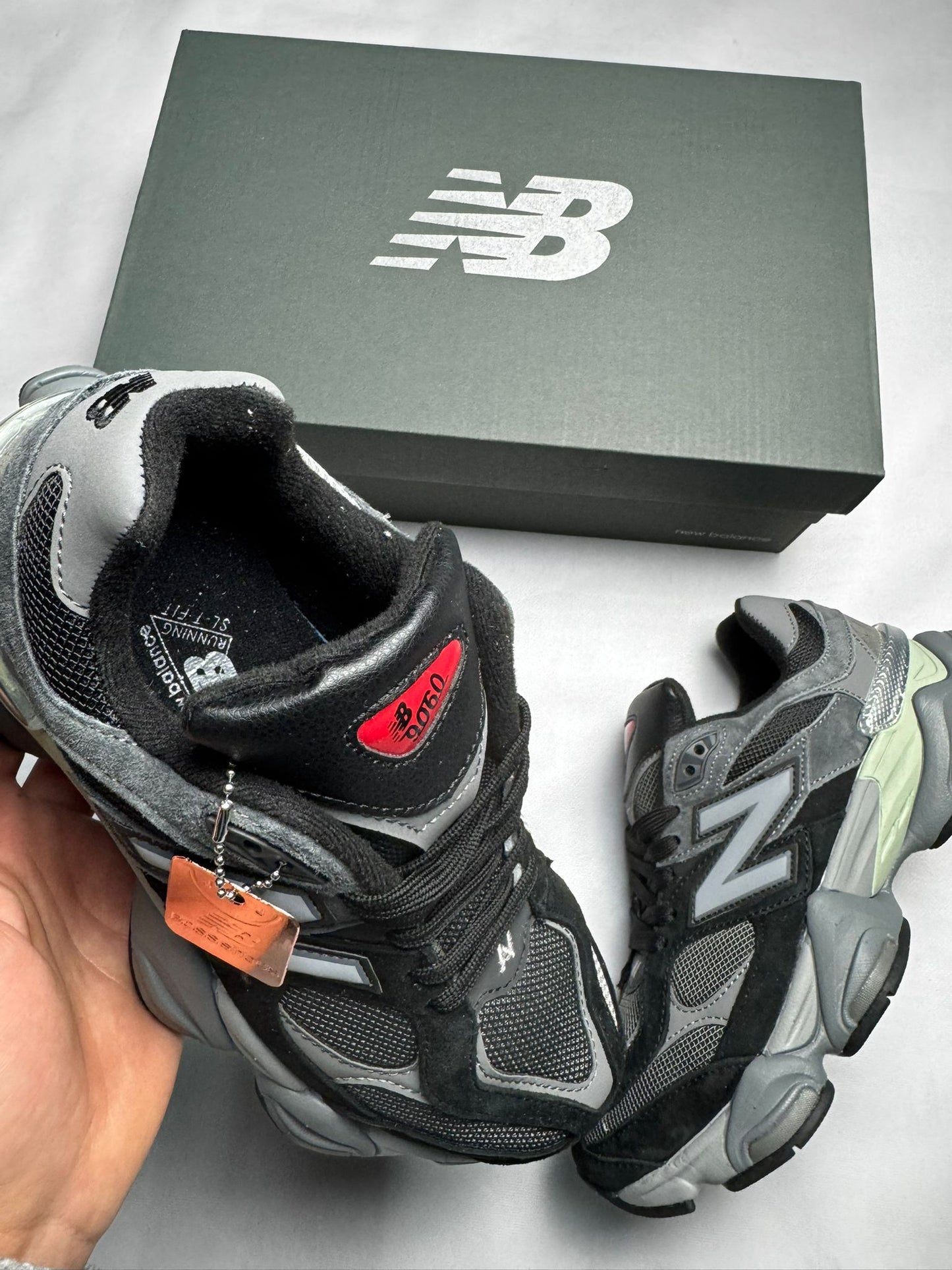 New Balance 9060 negras y grises