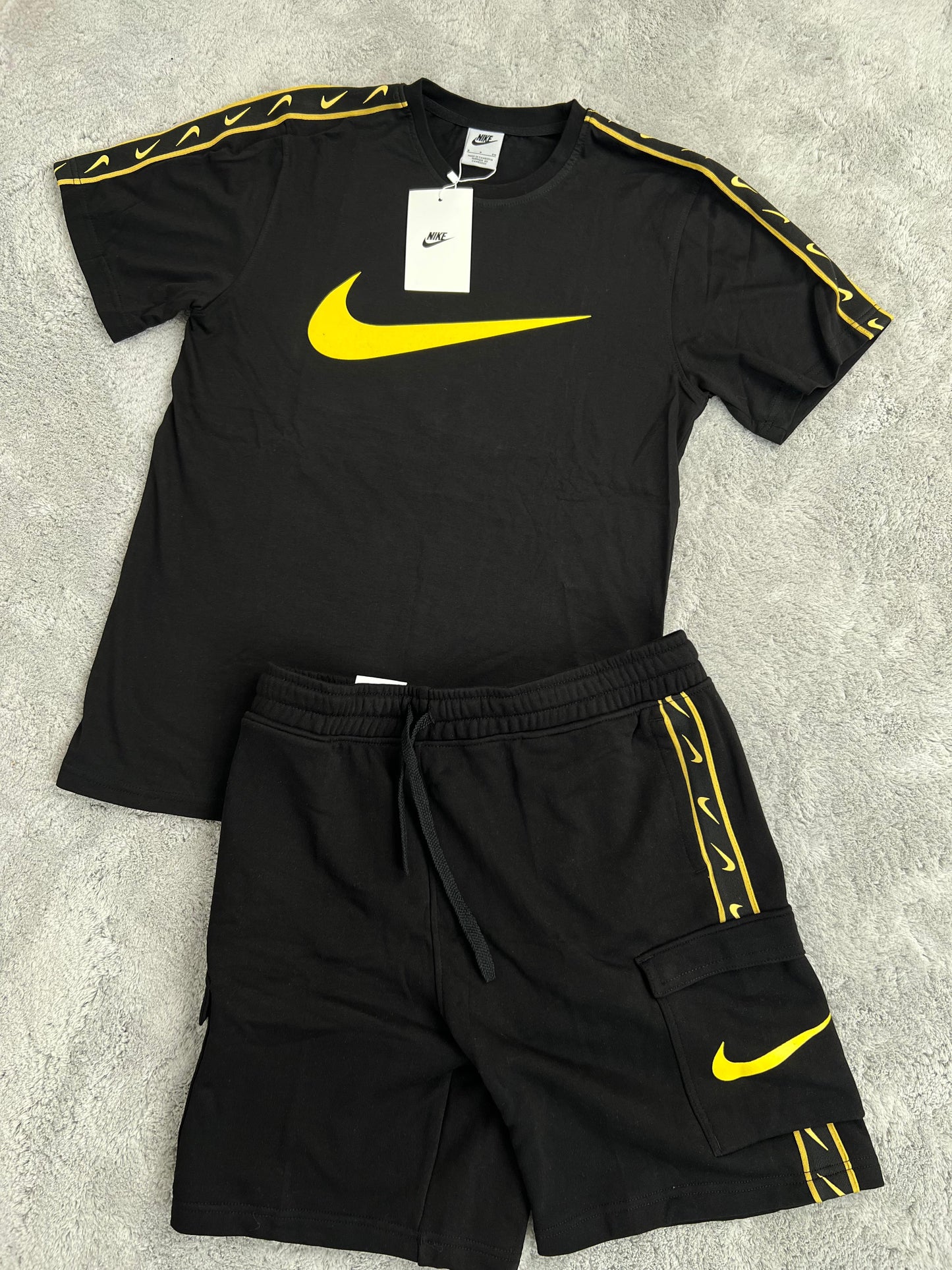Conjunto corto negro nike logo amarillo