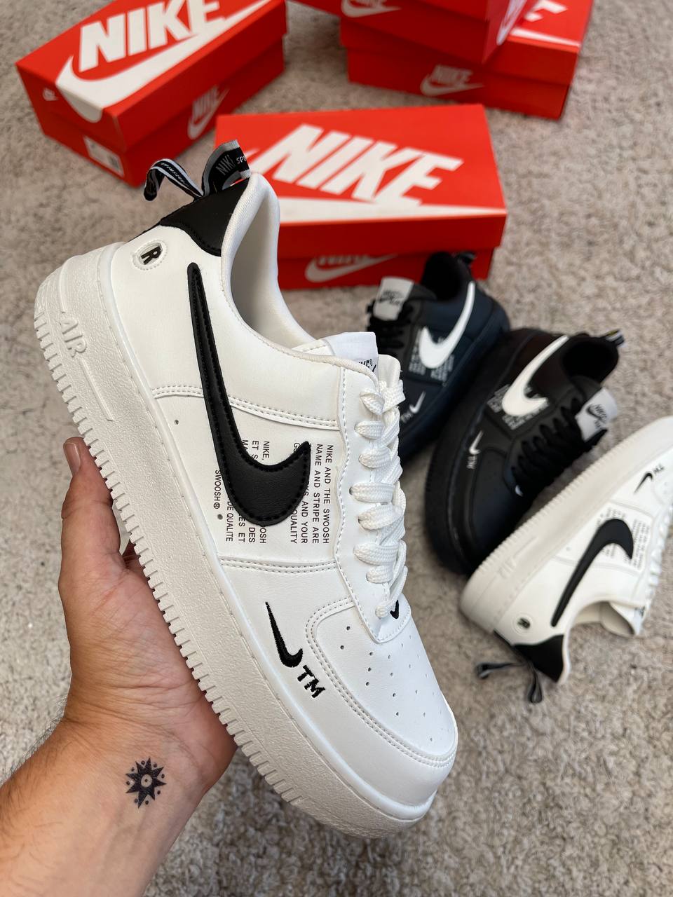 AIR FORCE 1 blancas logo negro detalles negros