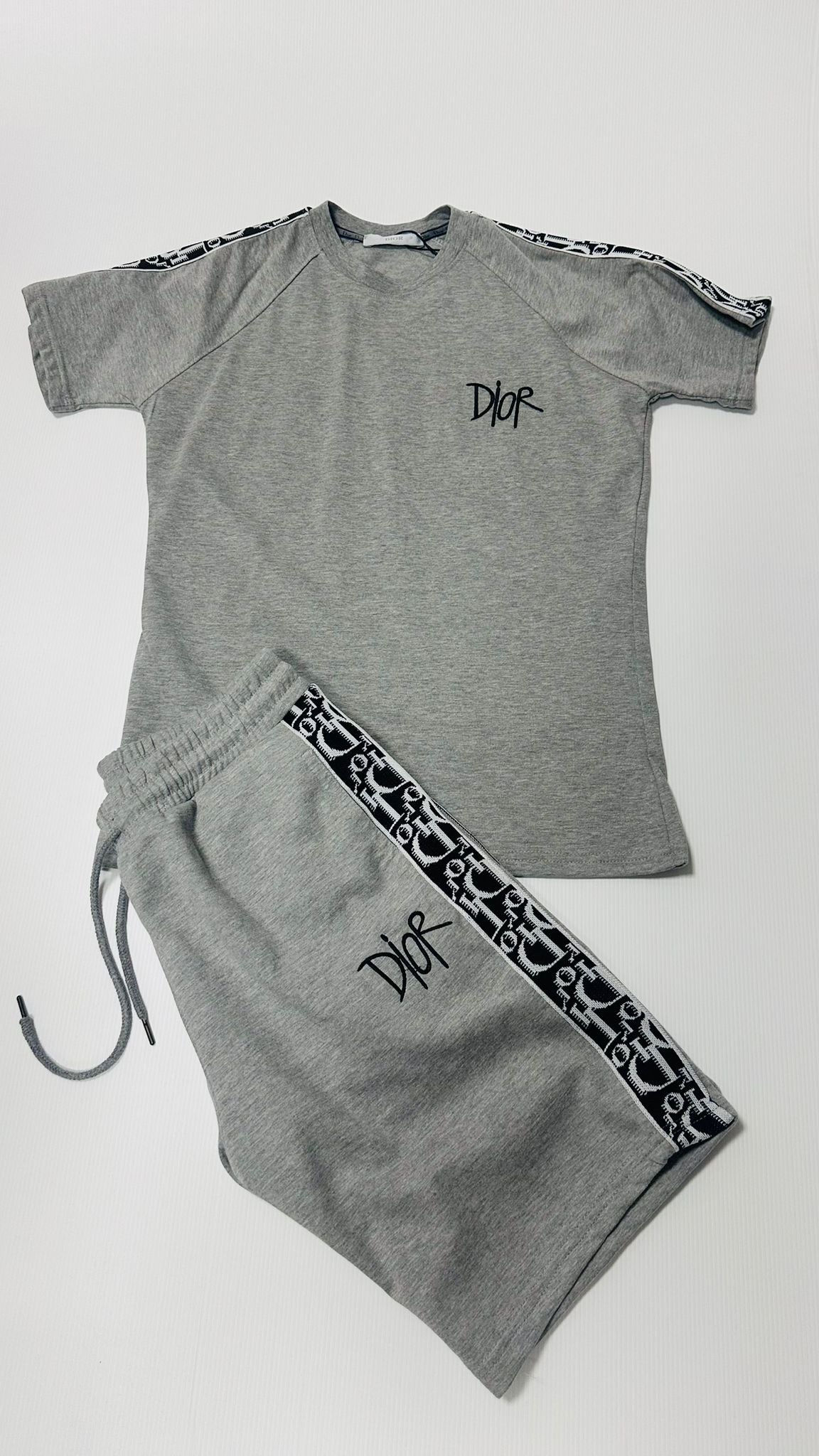 Conjunto Dior gris logo negro