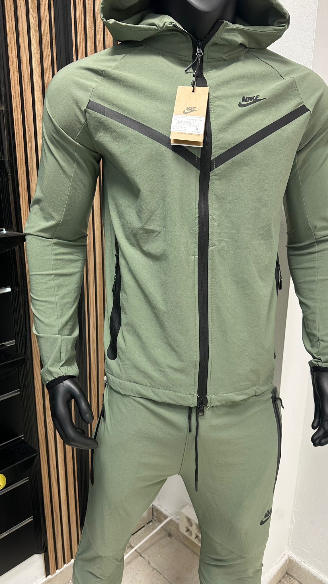Chandal Nike Tech verde bosque lineas negras