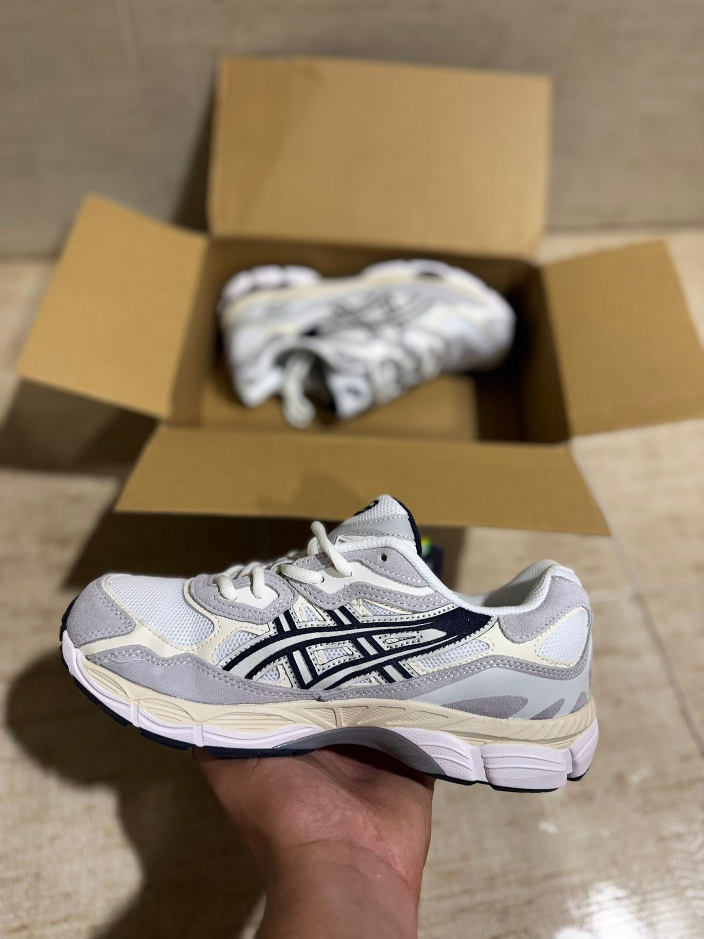 Asics blancos logo negro detalles grises