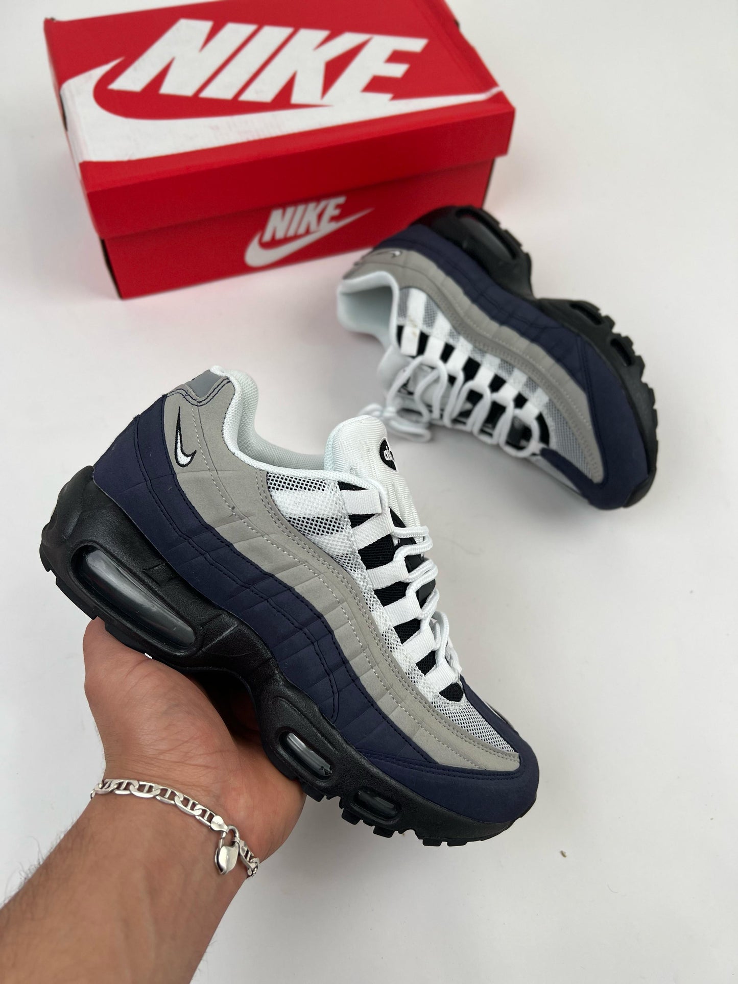 Air max 95 gris azul marino logo blanco contorno negro