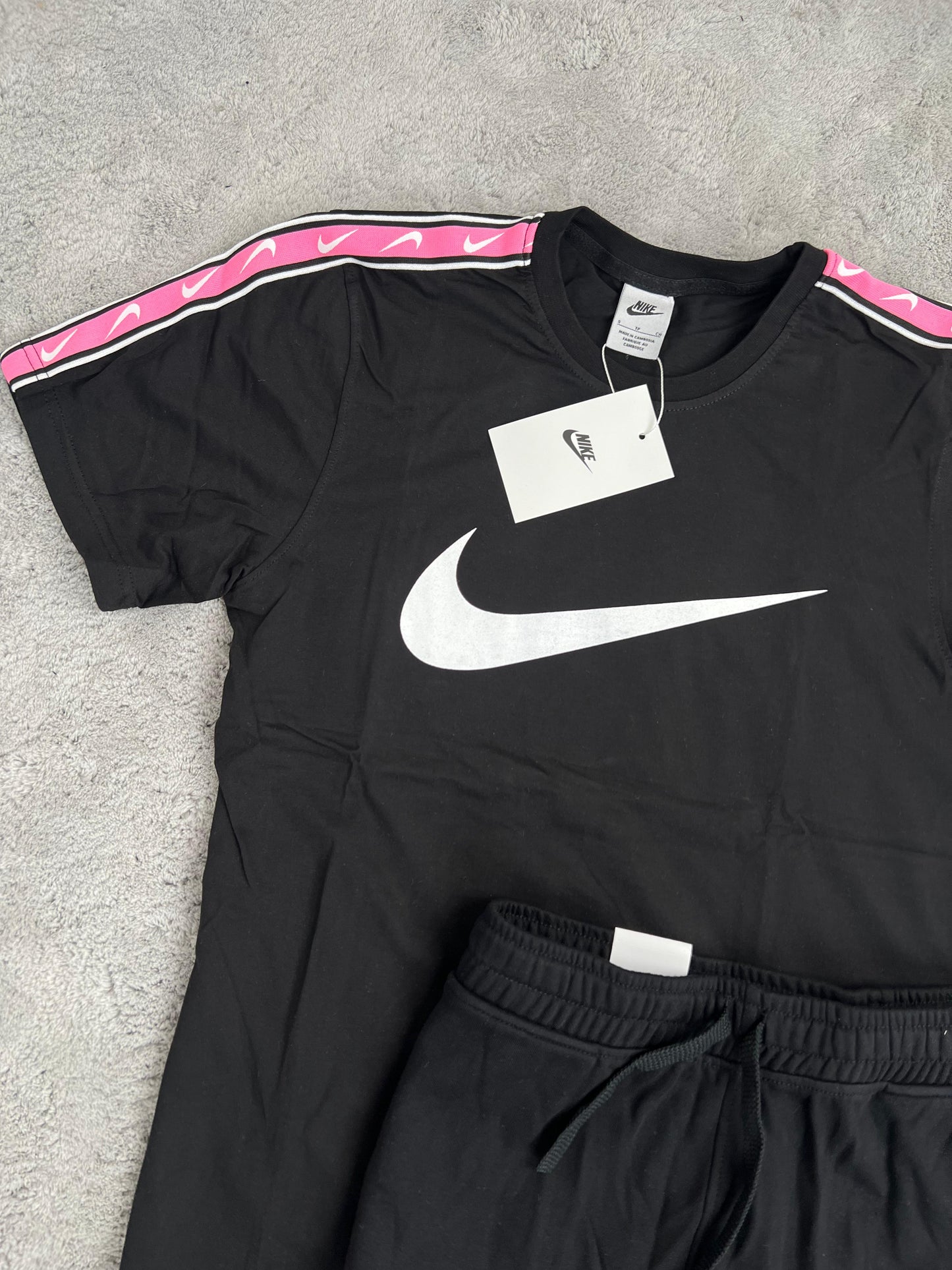 Conjunto corto negro nike logo blanco detalles rosas