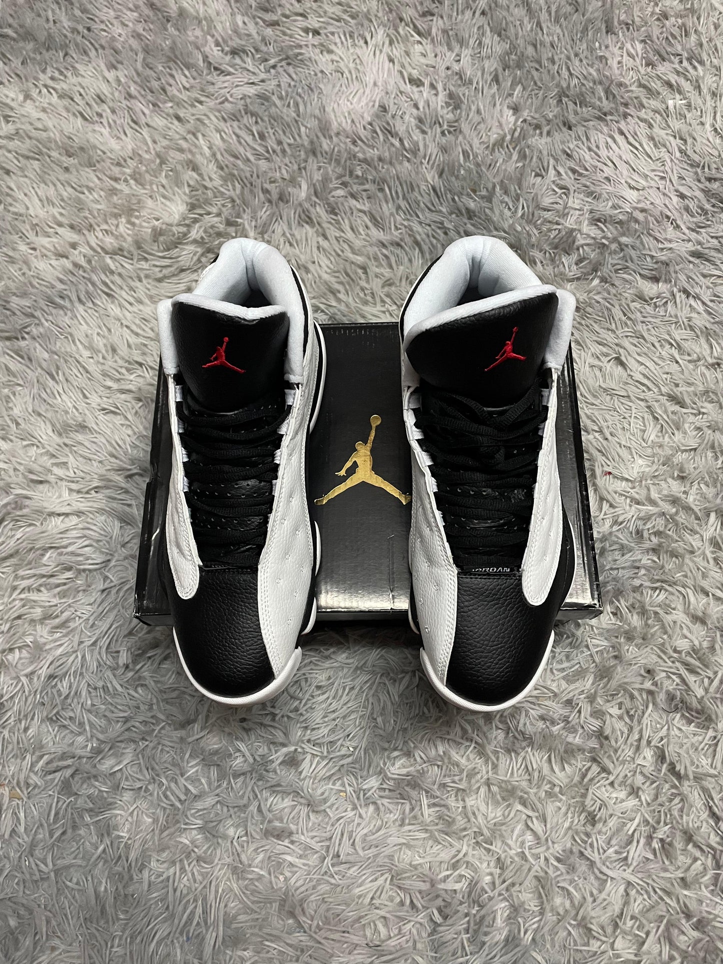 JORDAN 13 Negra y blancas logo rojo