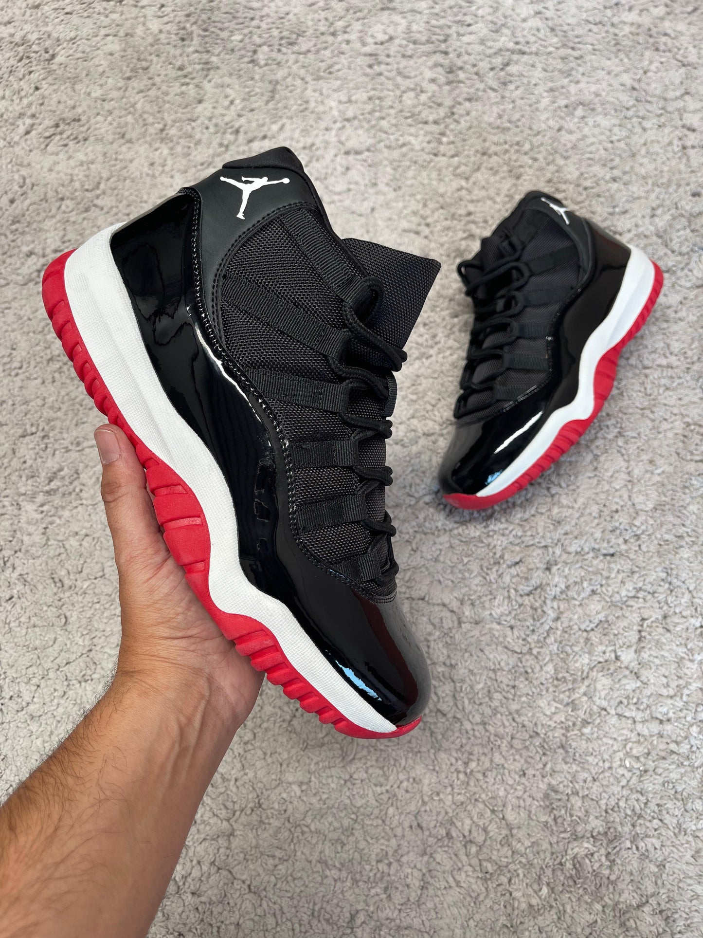 JORDAN 11 NEGRAS LOGO BLANCO DETALLES ROJOS