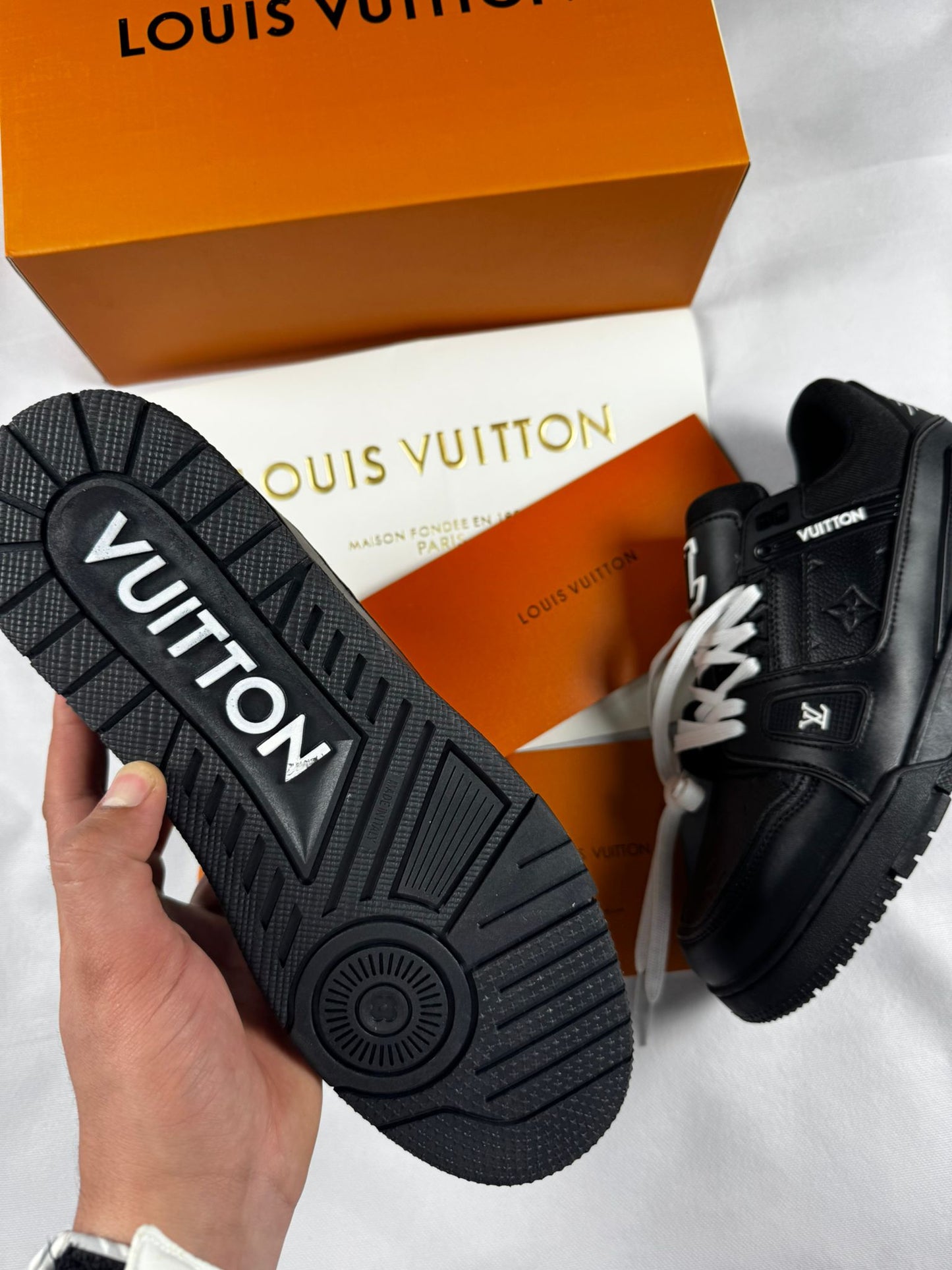 LV trainer negras logo blanco y negro