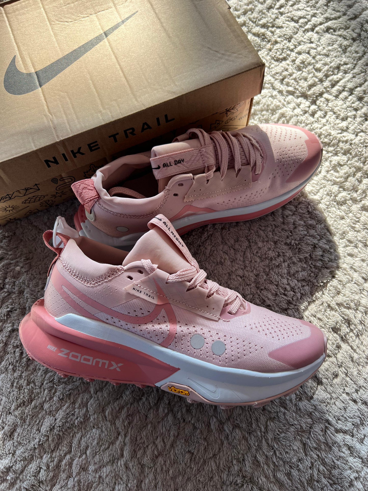 Nike ZOOMX ZEGAMA TRAIL 2 rosas y blancas