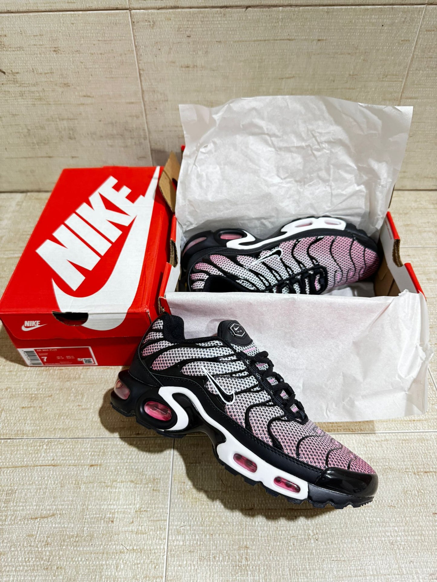 Nike tn rosas y blancas detalles negros logo negro contorno blanco
