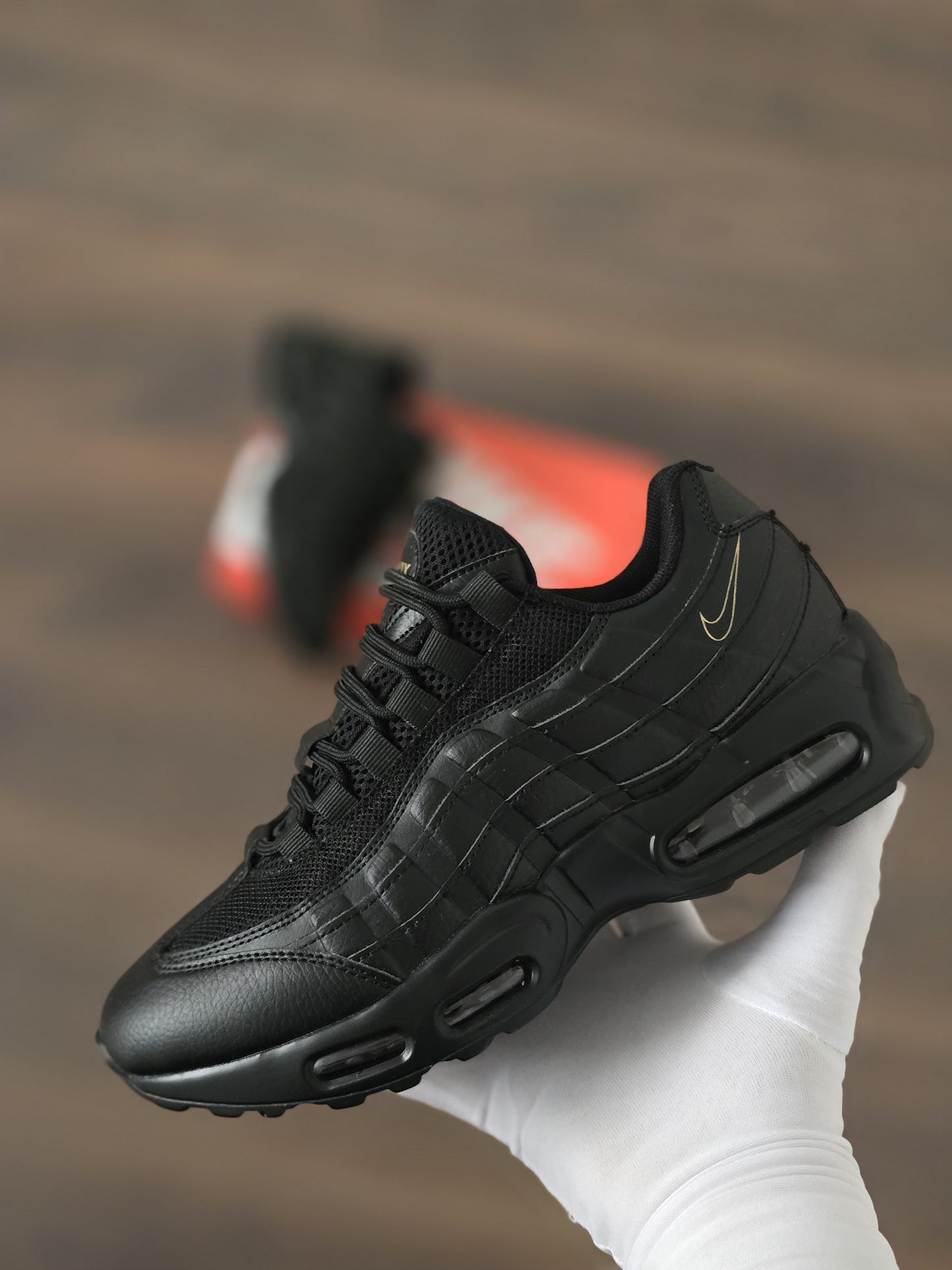 Air max 95 negra logo oro