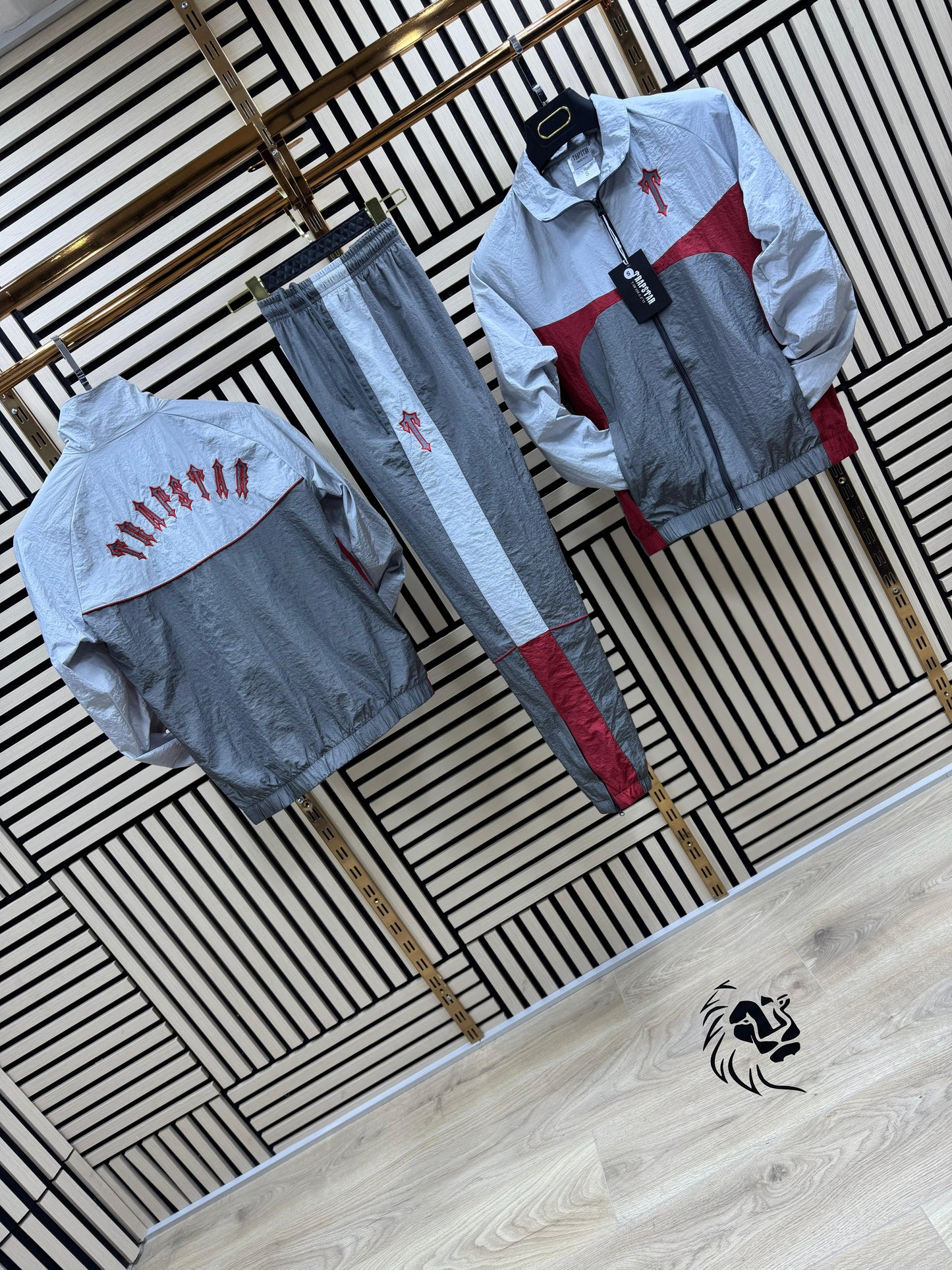Chandal trapstar gris y blanco logo rojo