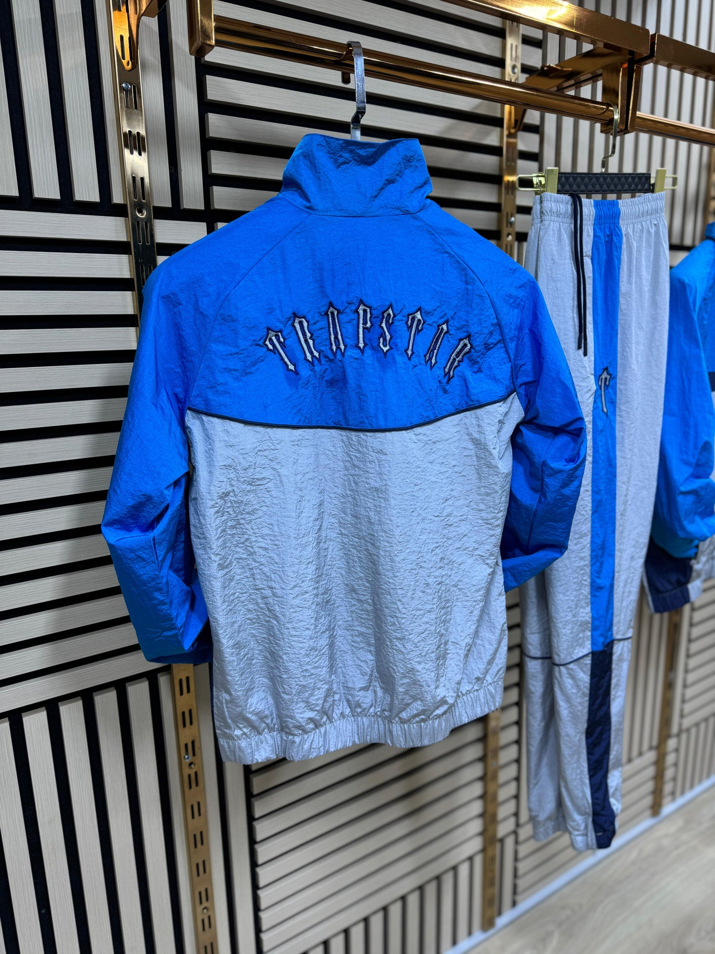 Chandal trapstar azul y blanco logo blanco contorno negro