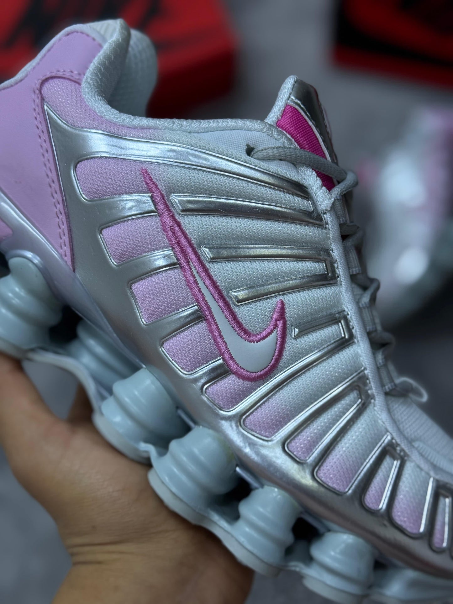 Shox rosas y grises logo blanco y rosa
