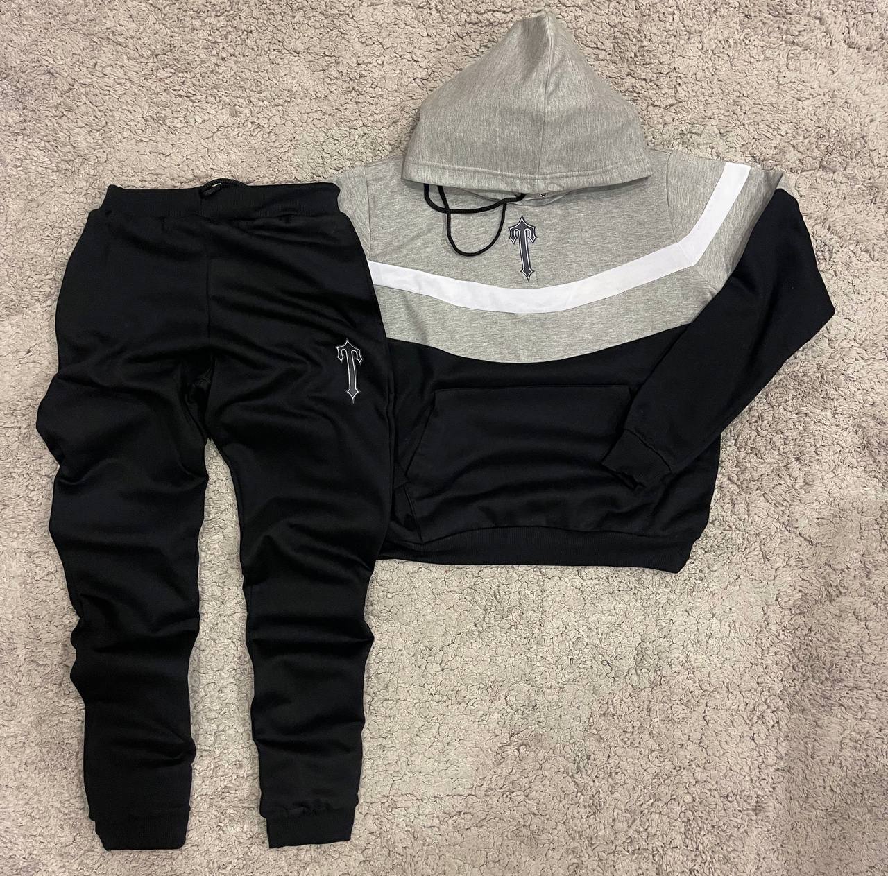 TRAPSTAR gris logo negro contorno blanco detalles negros