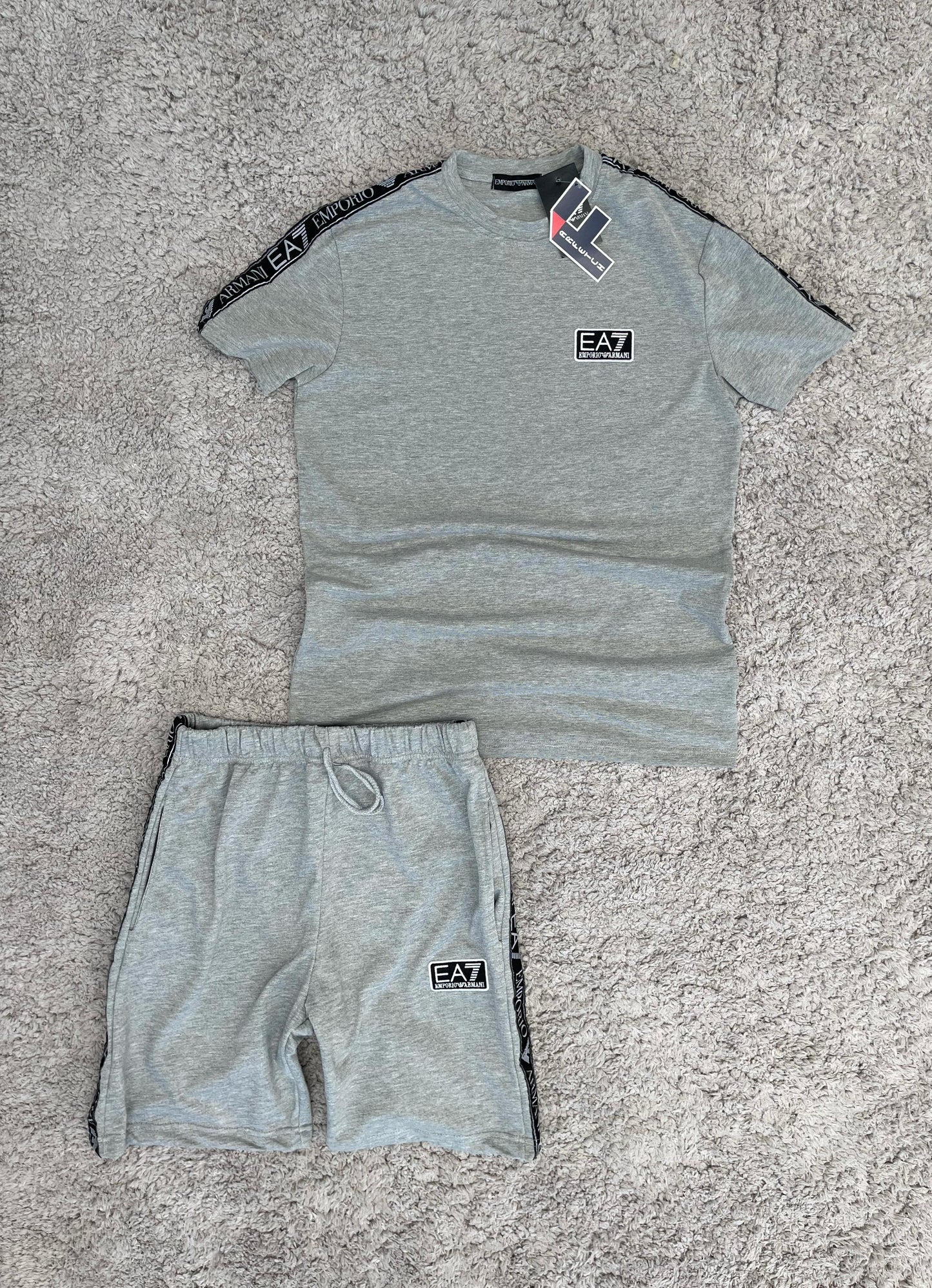 CONJUNTO ARMANI GRIS LOGO BLANCO detalles negros