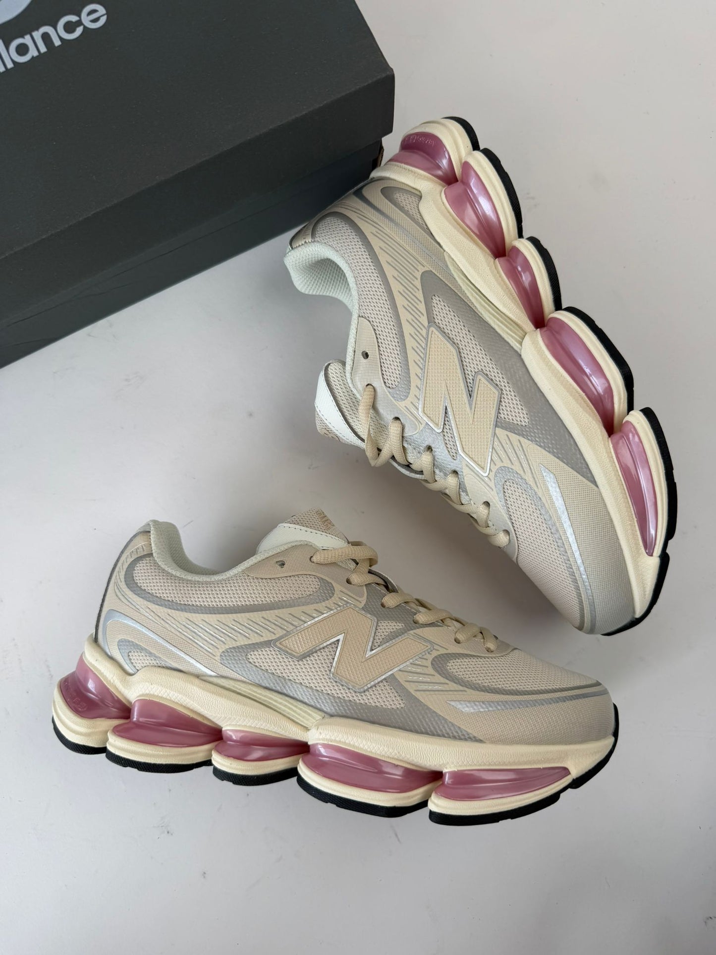 New Balance 2000 beige detalles grises y rosas