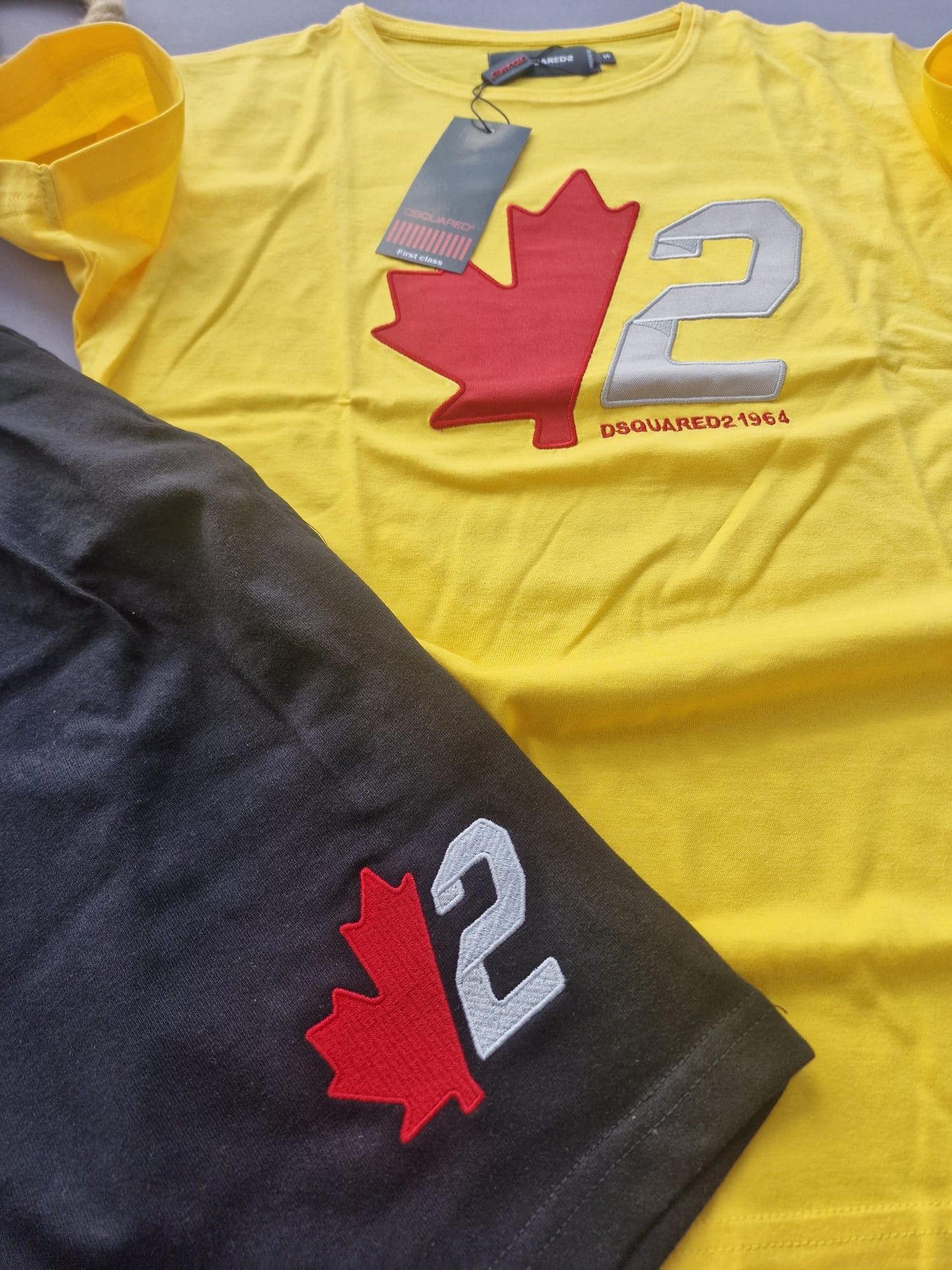 Conjunto DSQUARED2 amarillo logo blanco y rojo