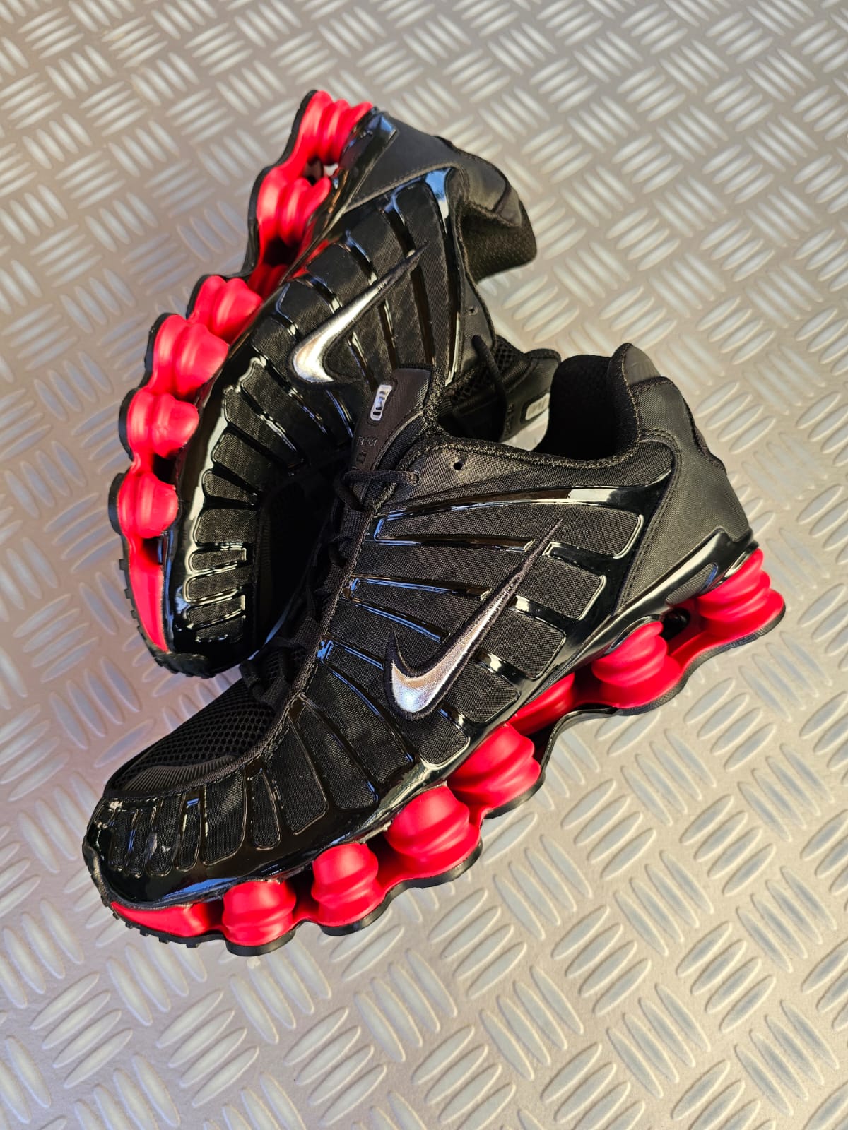 Shox negra suela roja