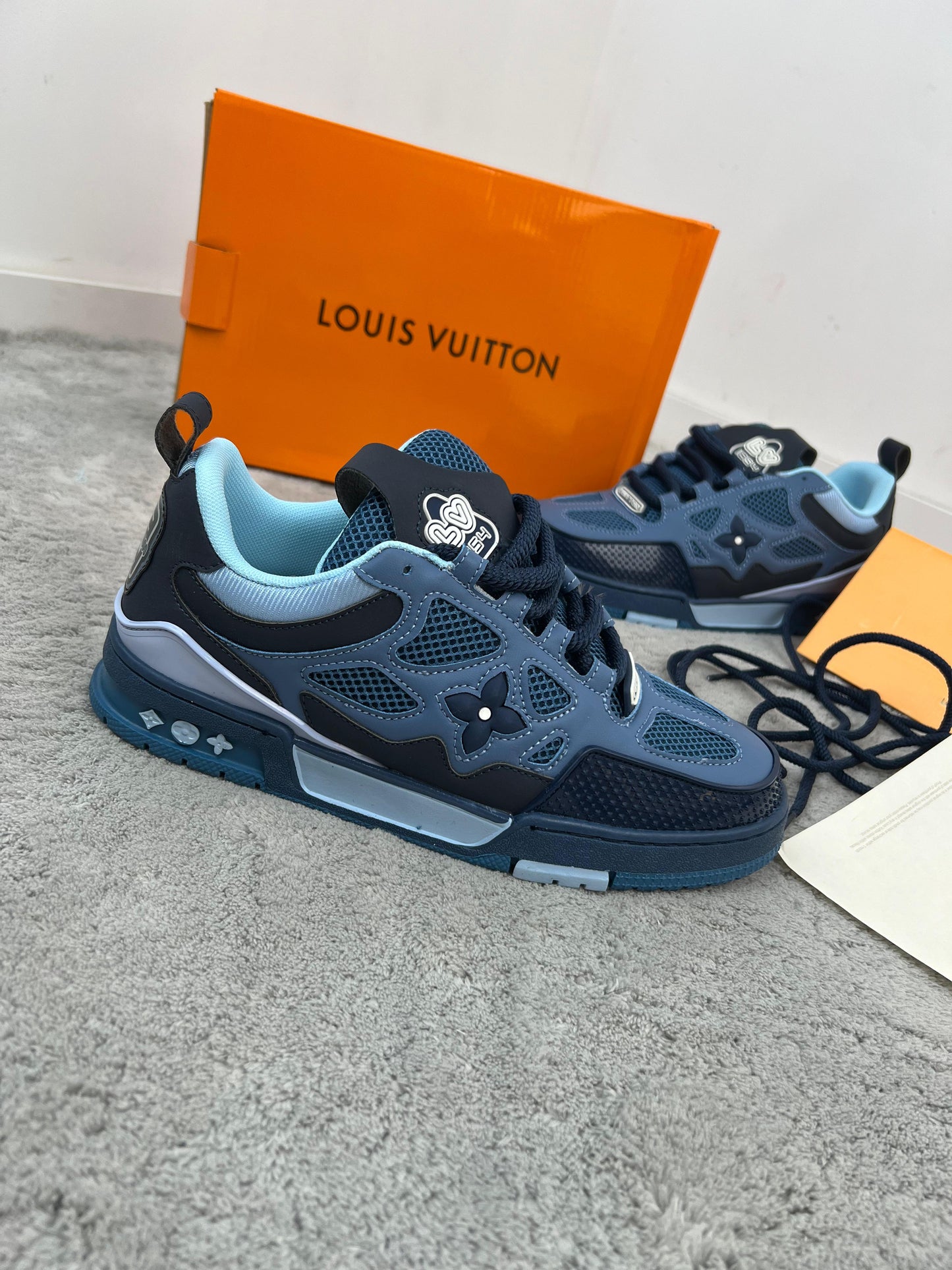 Louis vuitton SKATE 2025 azules detalles negros logo blanco
