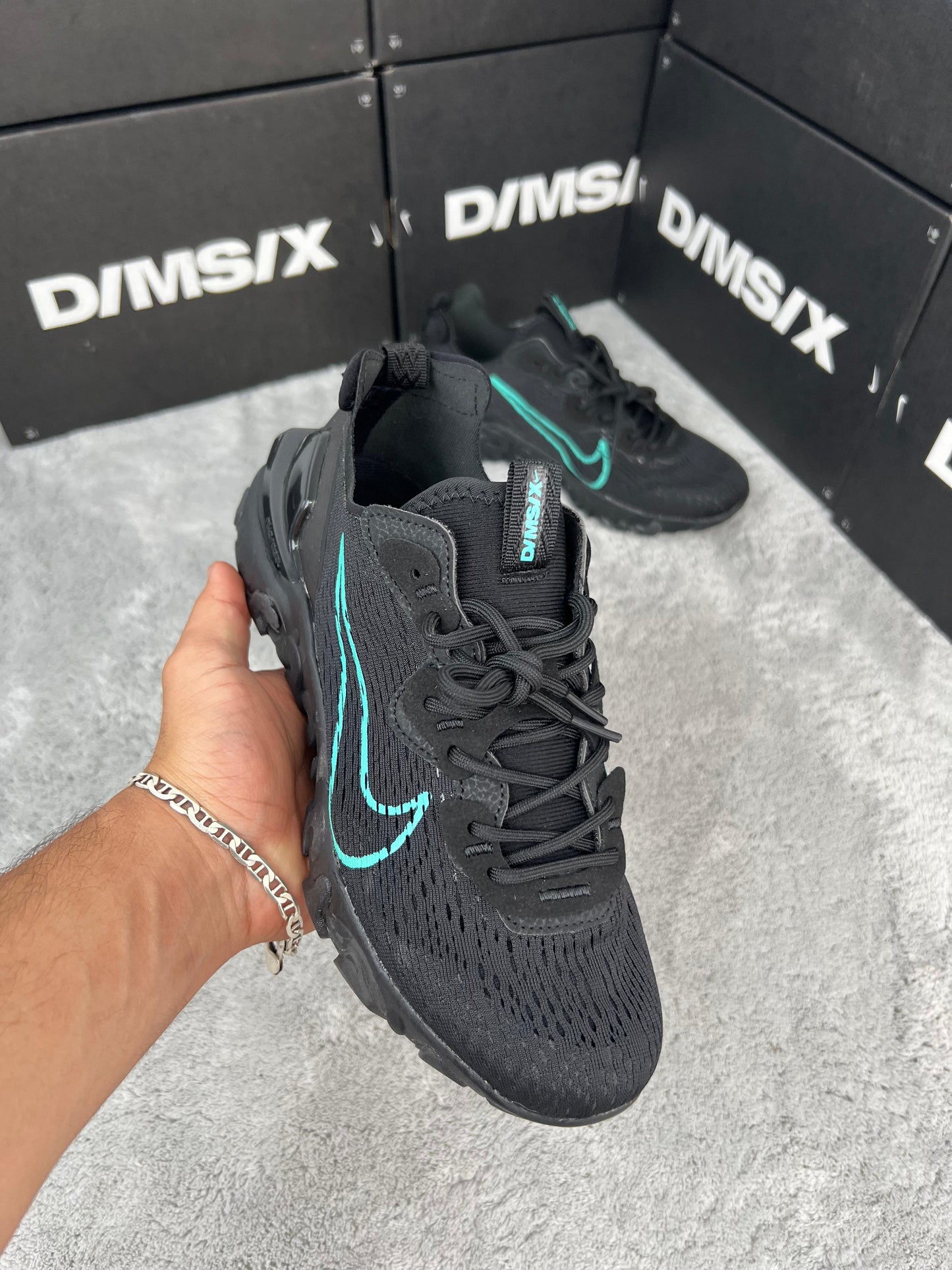 Nike react vision negras logo azul