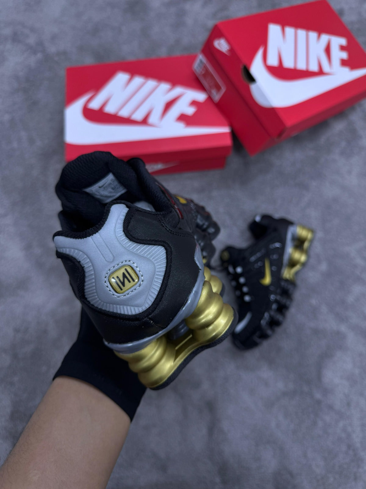 Shox negras logo dorado detalles plateados