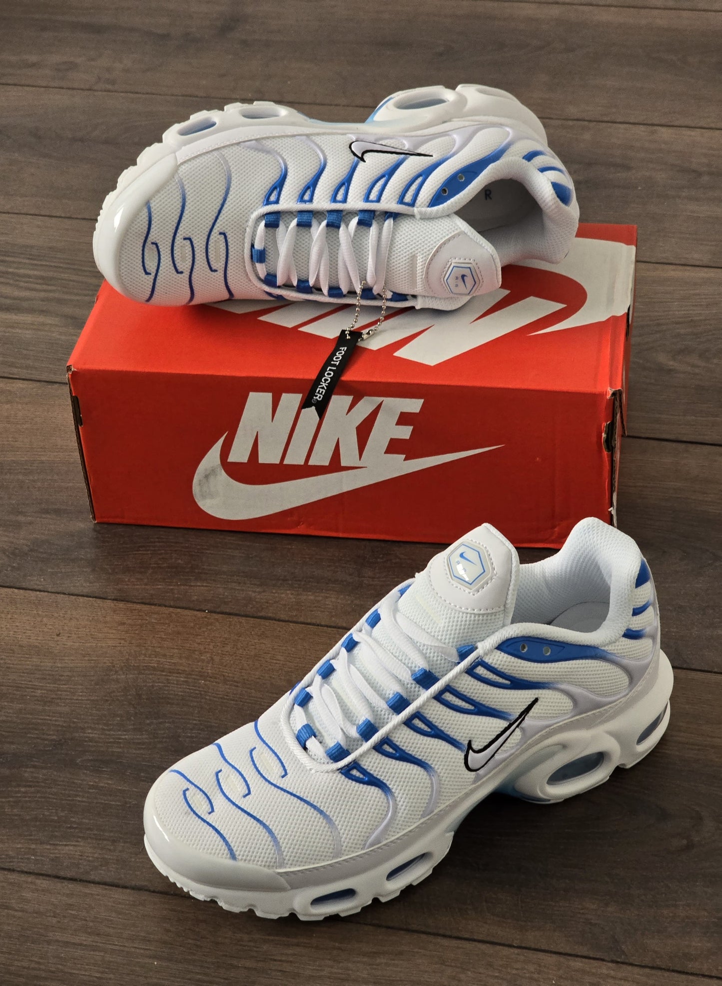 Tn blanca líneas azules