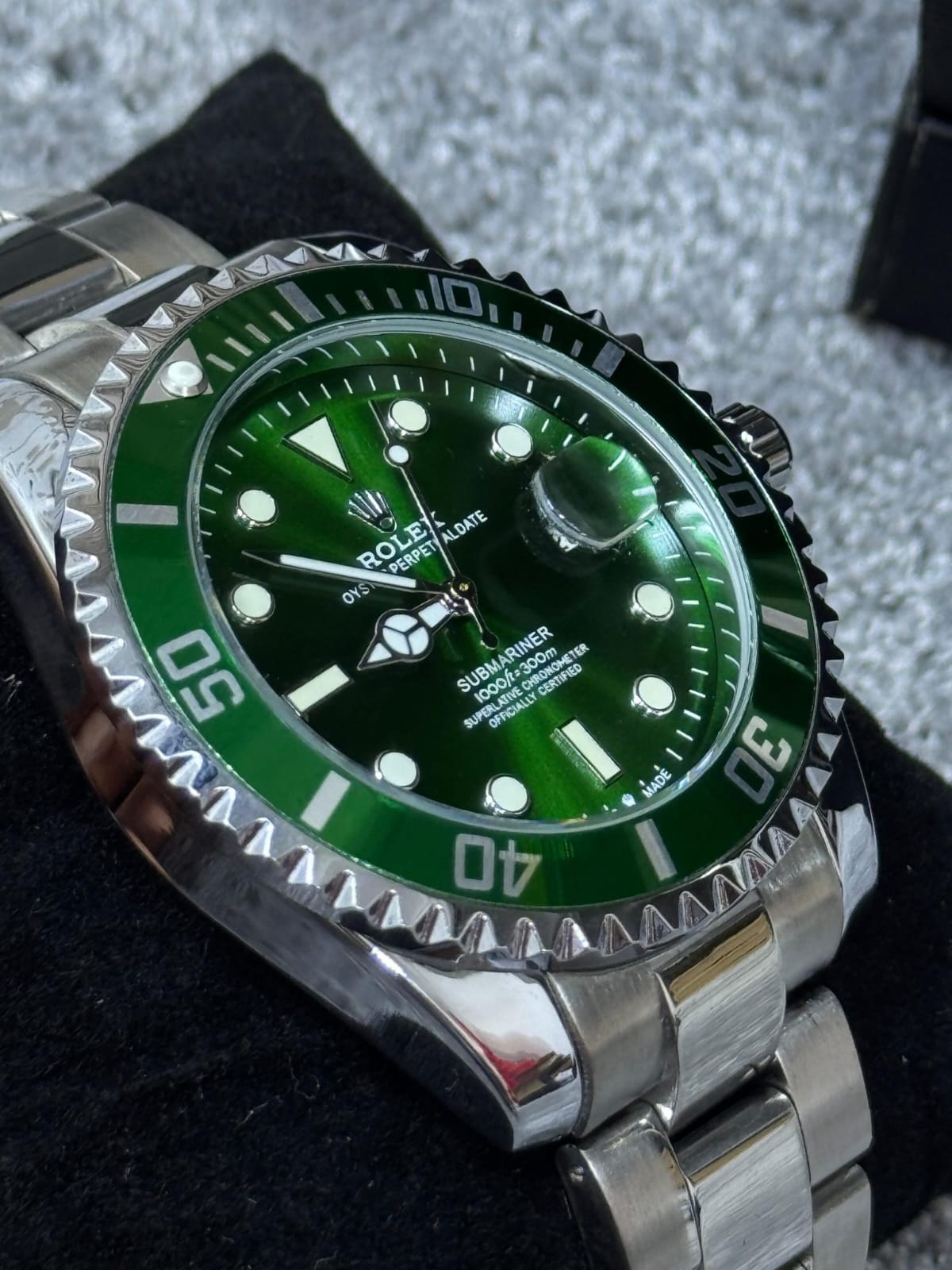 Reloj Rolex plateado y verde