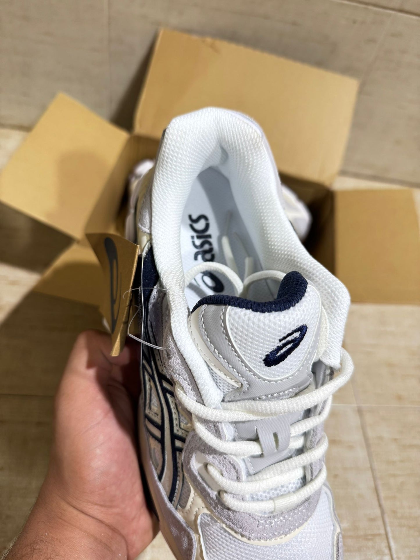 Asics blancos logo negro detalles grises