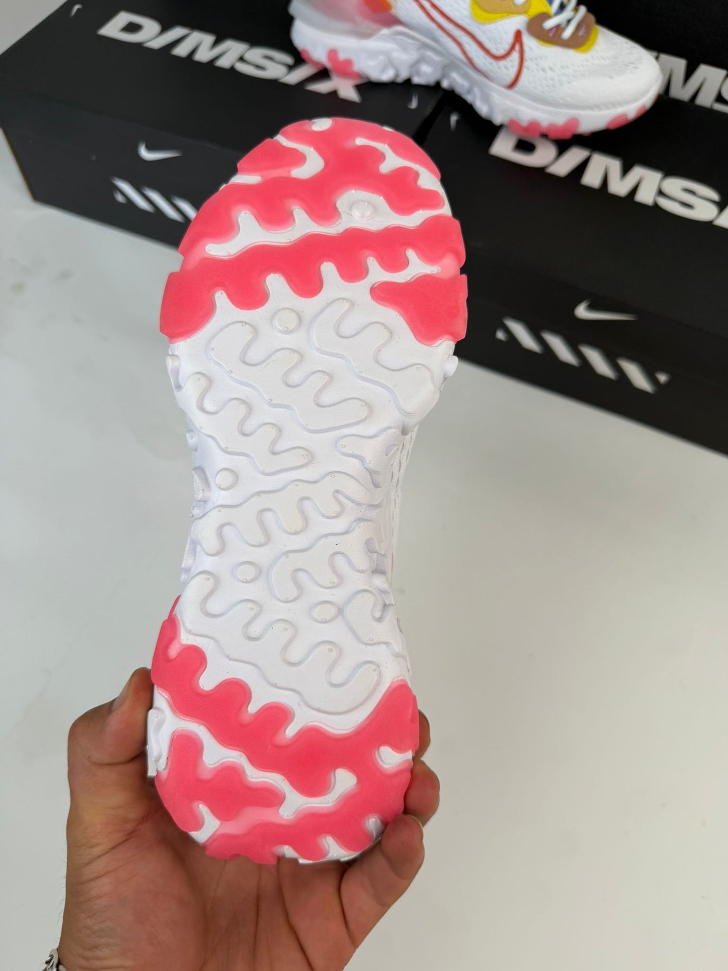Nike react vision blancas logo rojo detalles rosas y amarillos