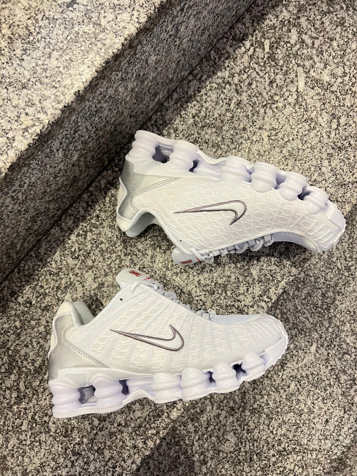 Shox blancas logo blanco contorno gris