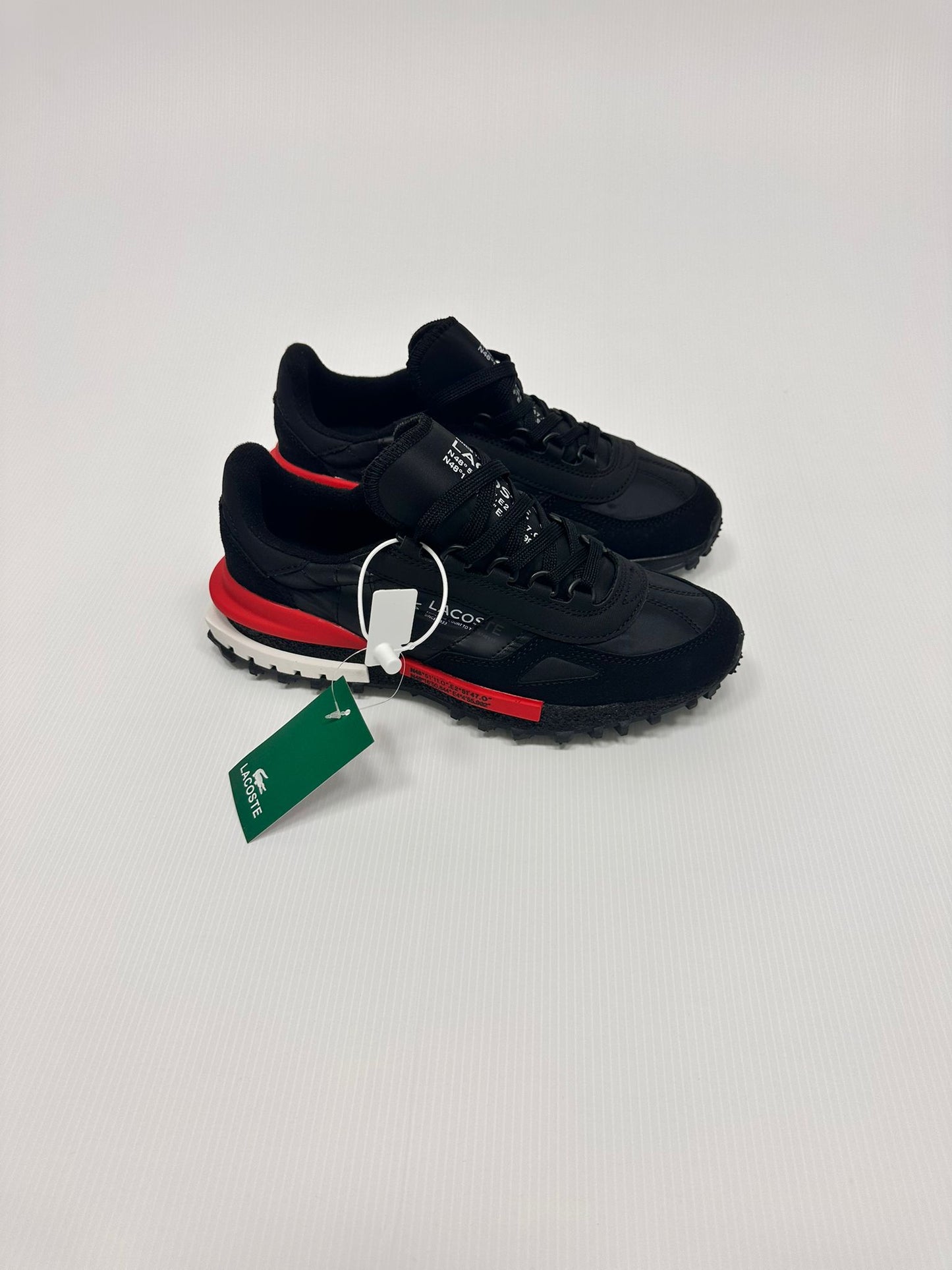 Zapatillas Lacoste negro logo blanco detalles rojos